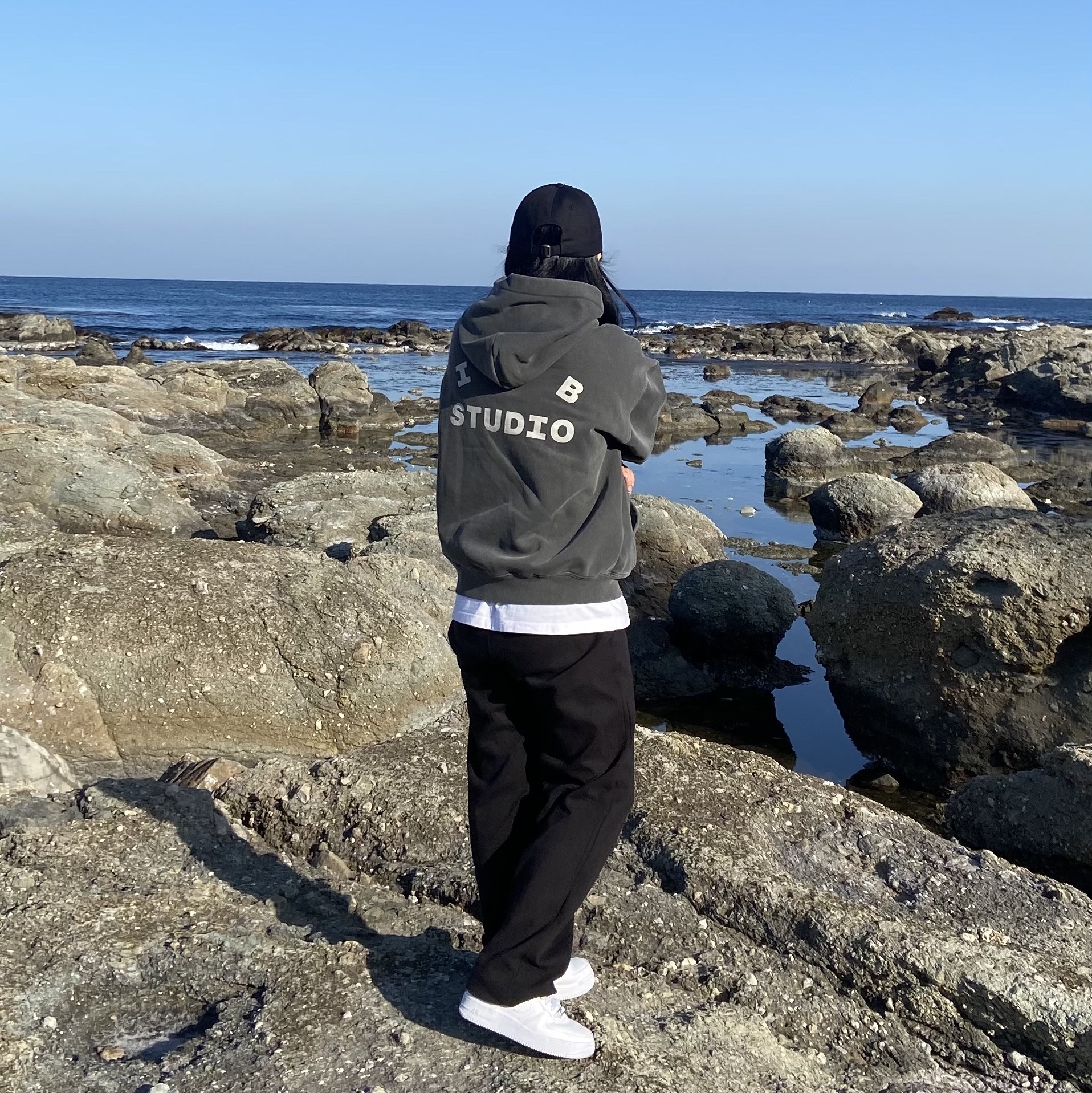 Nike Air Force 1 '07 Low White, IAB Studio Pigment Hoodie & Sack Black 착용 스타일