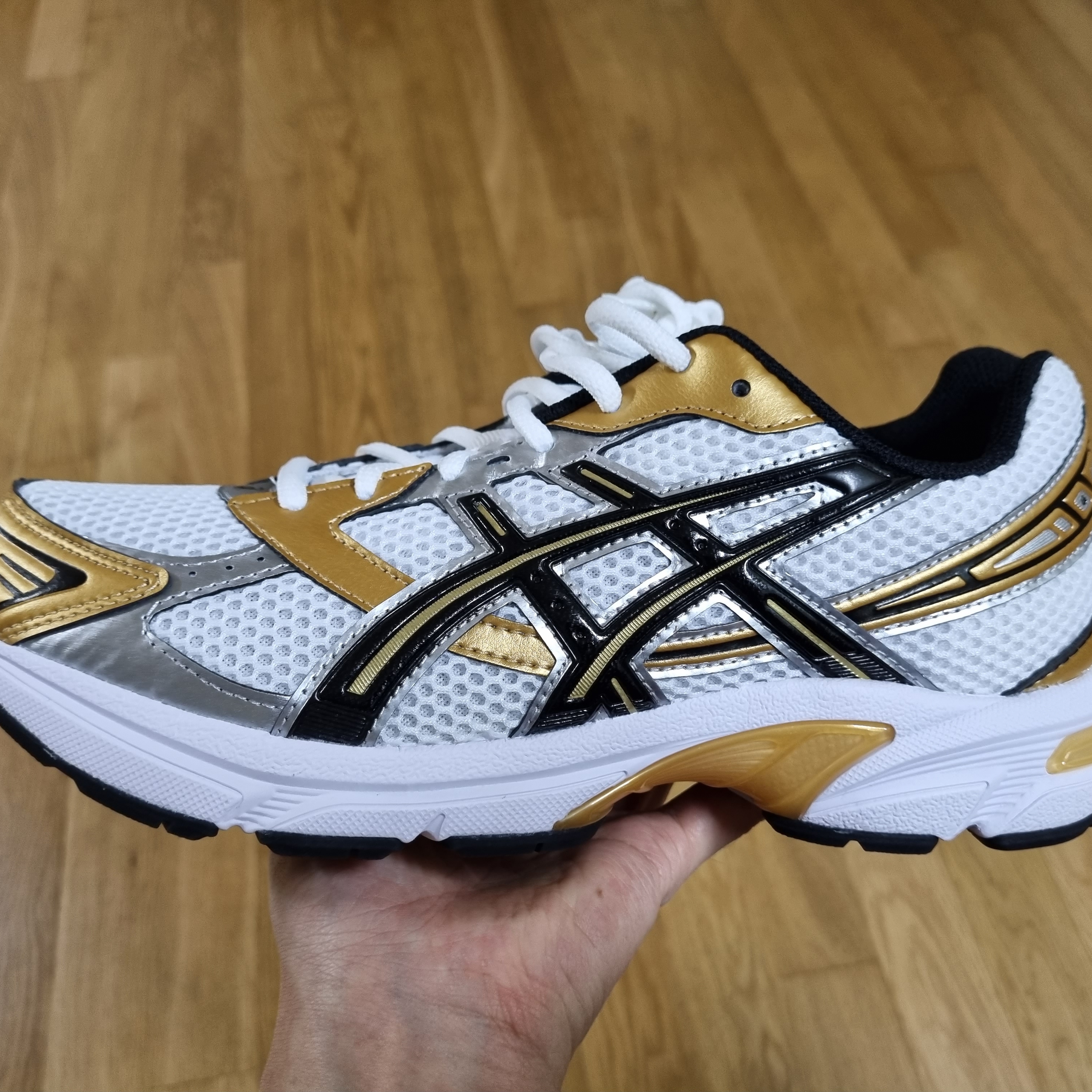 Asics Gel-1130 White Pure Gold 착용 스타일 - 1