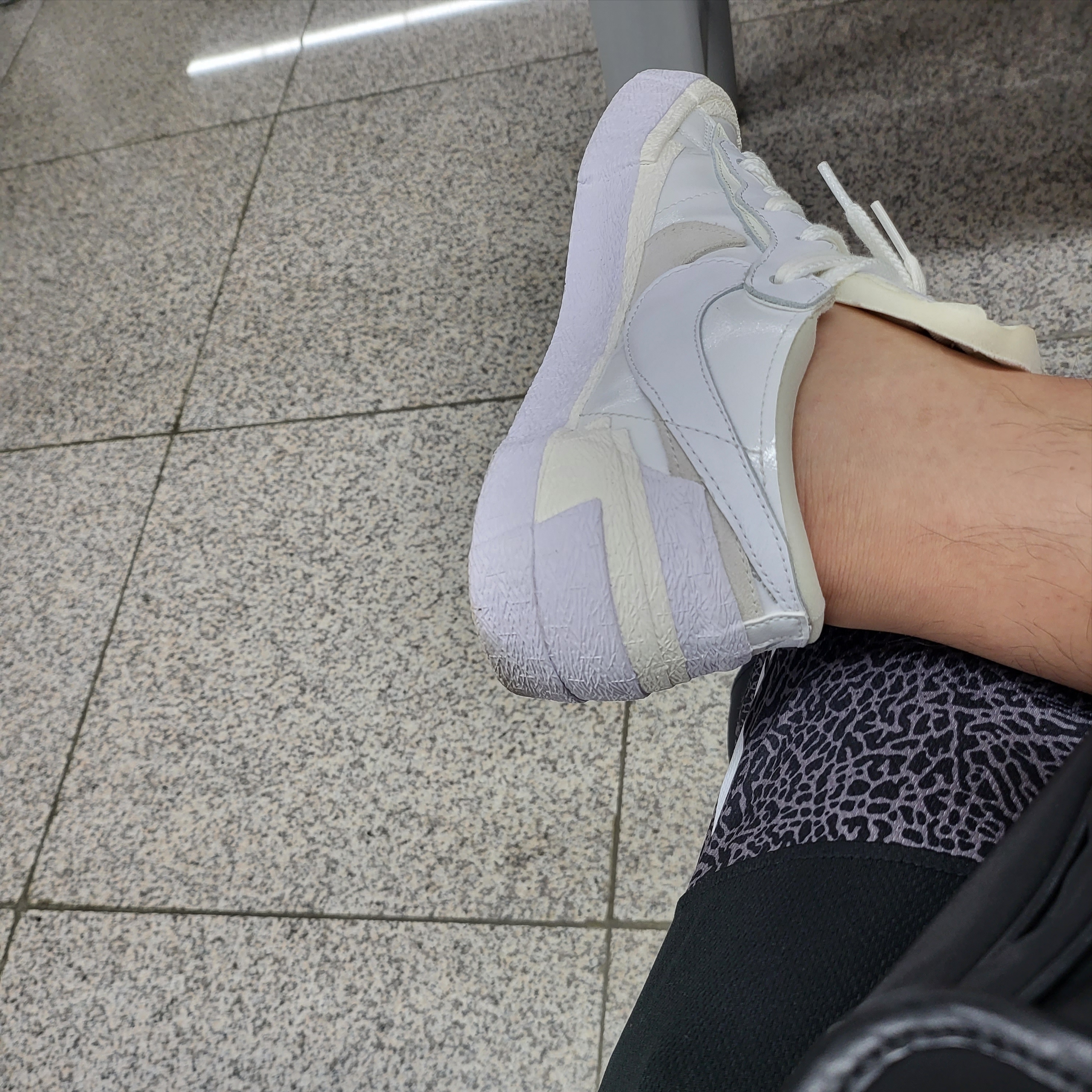 Nike x Sacai Blazer Low White Patent Leather 착용 스타일 - 2