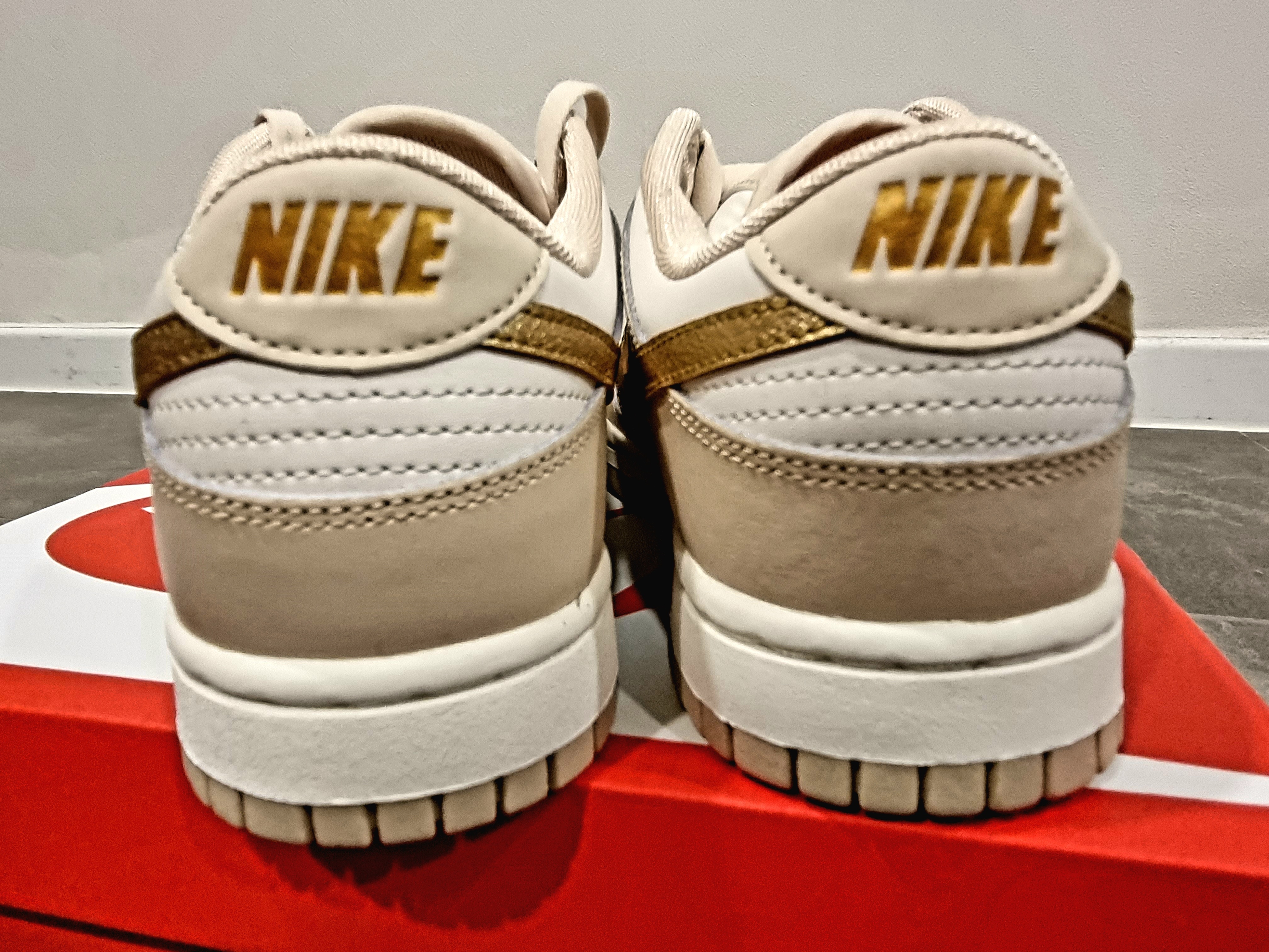 (W) Nike Dunk Low Sanddrift Metallic Gold 착용 스타일 - 4
