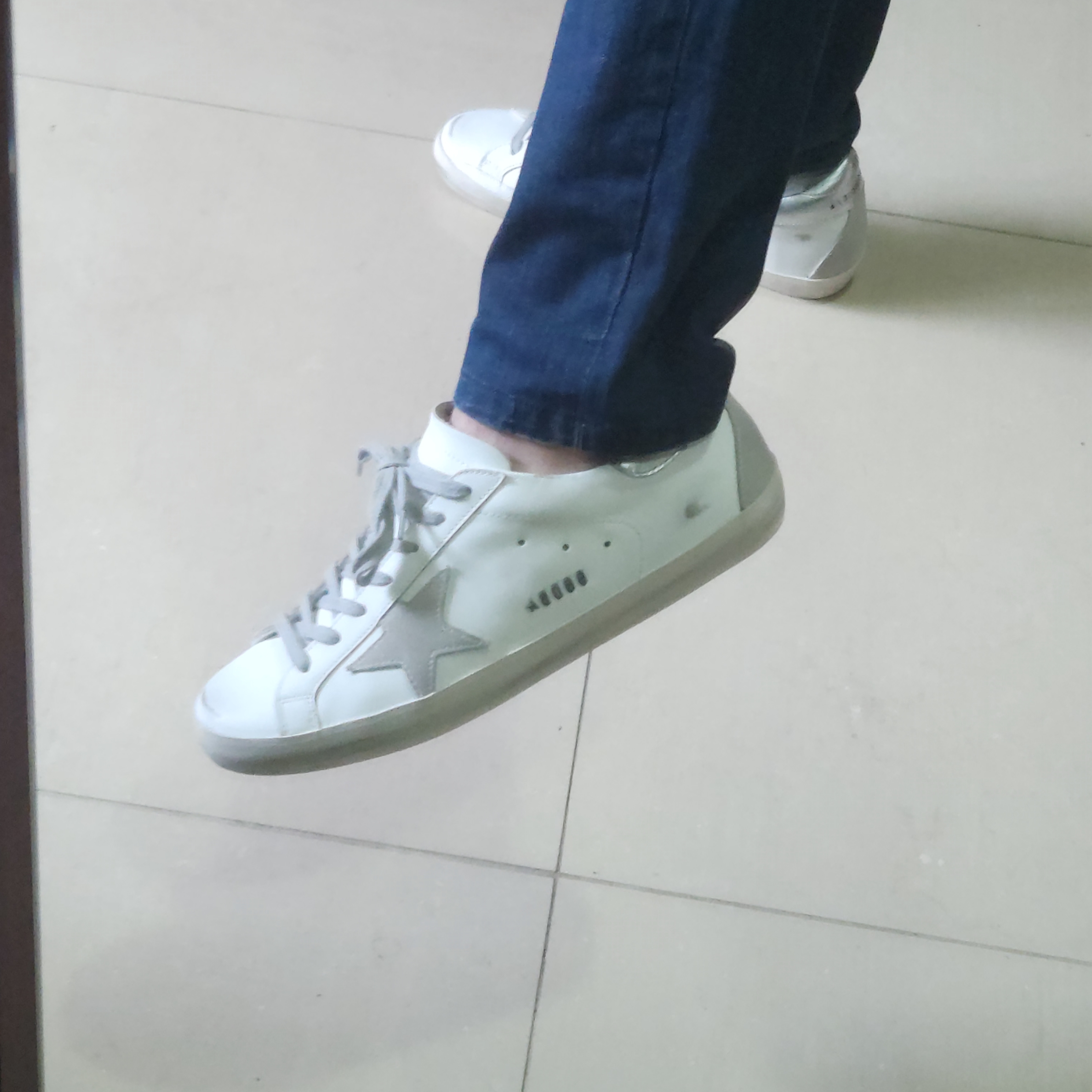 Golden Goose Superstar White Silver Heel Tab Sneakers 착용 스타일 - 1