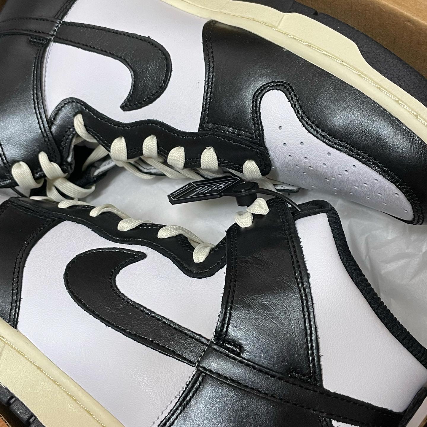 (W) Nike Dunk High Vintage Black 착용 스타일 - 1