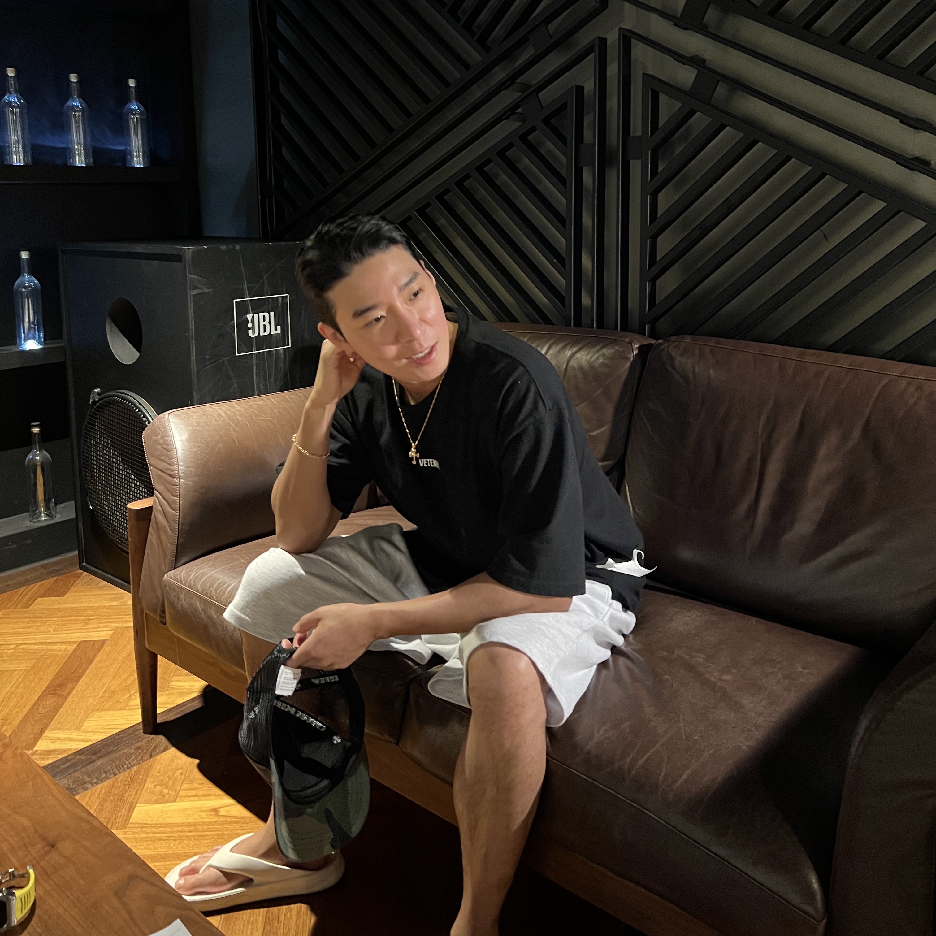 Chrome Hearts CH Hollywood Trucker Hat Camo, New Balance Flip Flop Ivory 착용 스타일