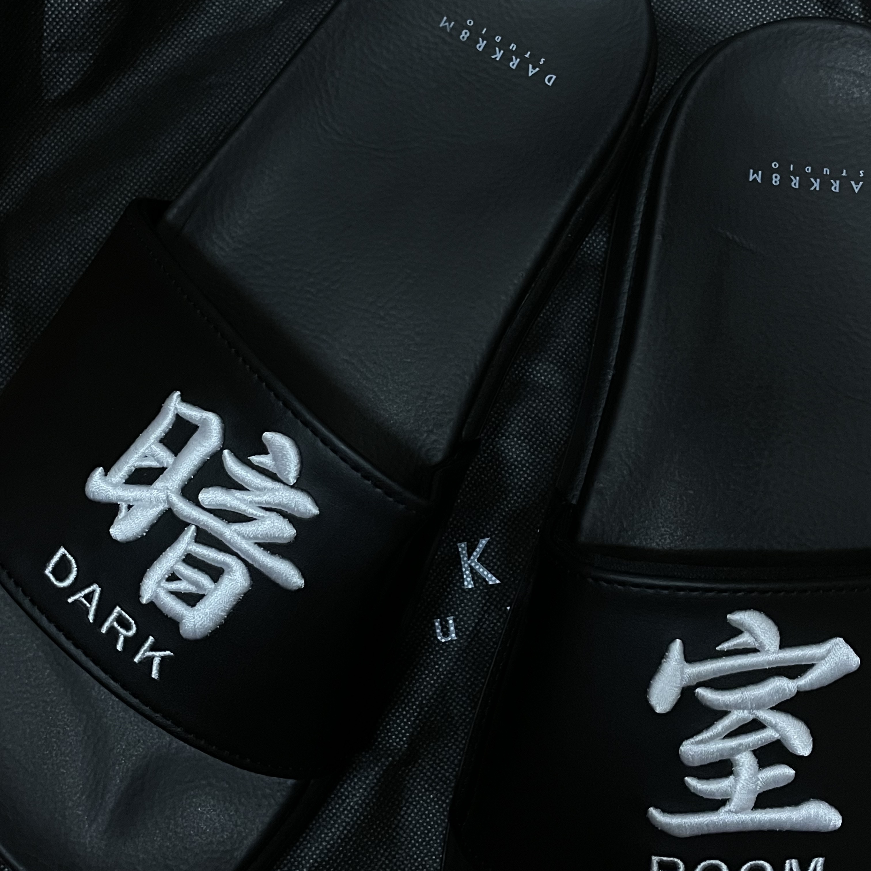 Darkr8m Studio Slides Black 착용 스타일