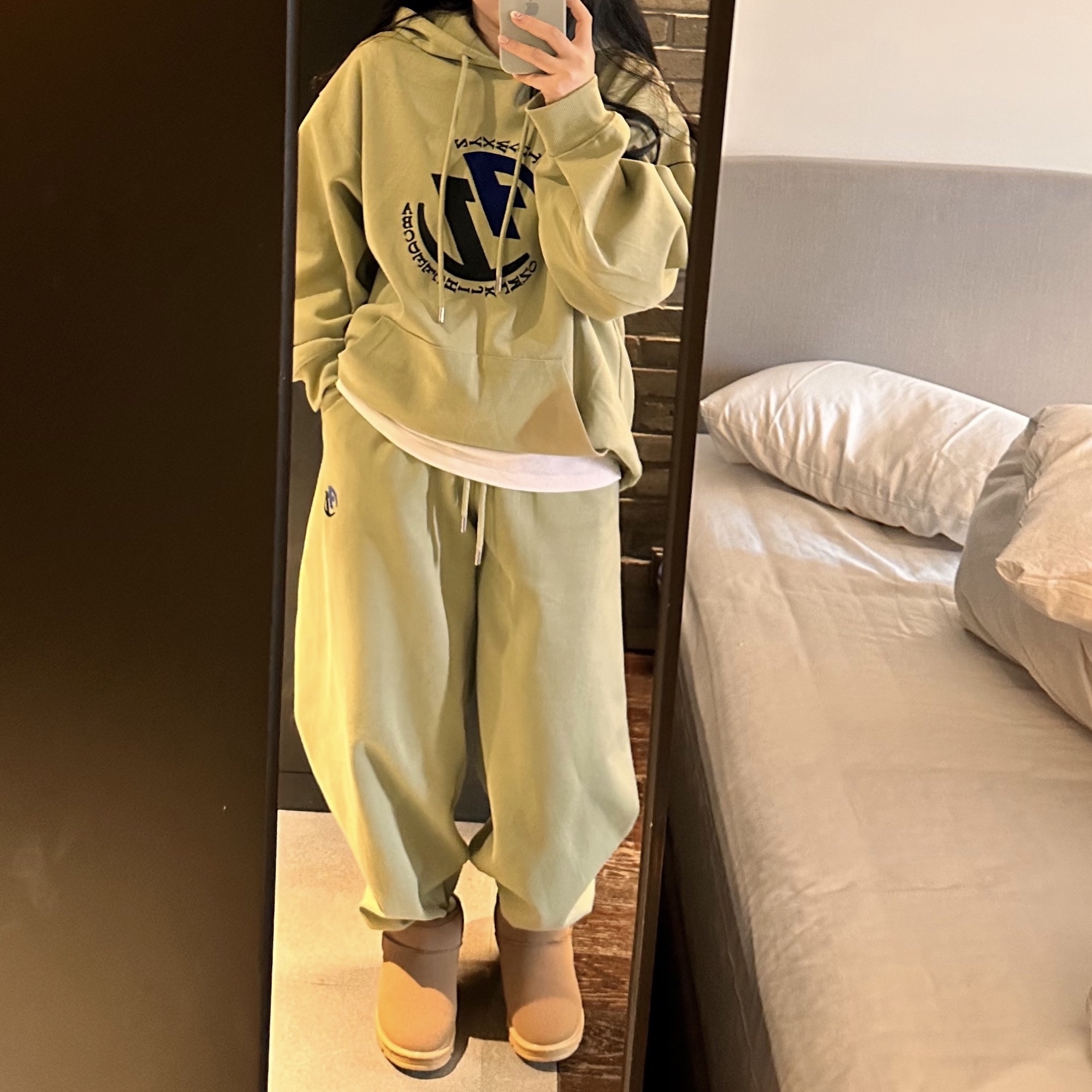 Zara x Ader Error Embroidery Hooded Sweatshirt Light Green, Zara x Ader Error Jogger Pants Light Green 착용 스타일