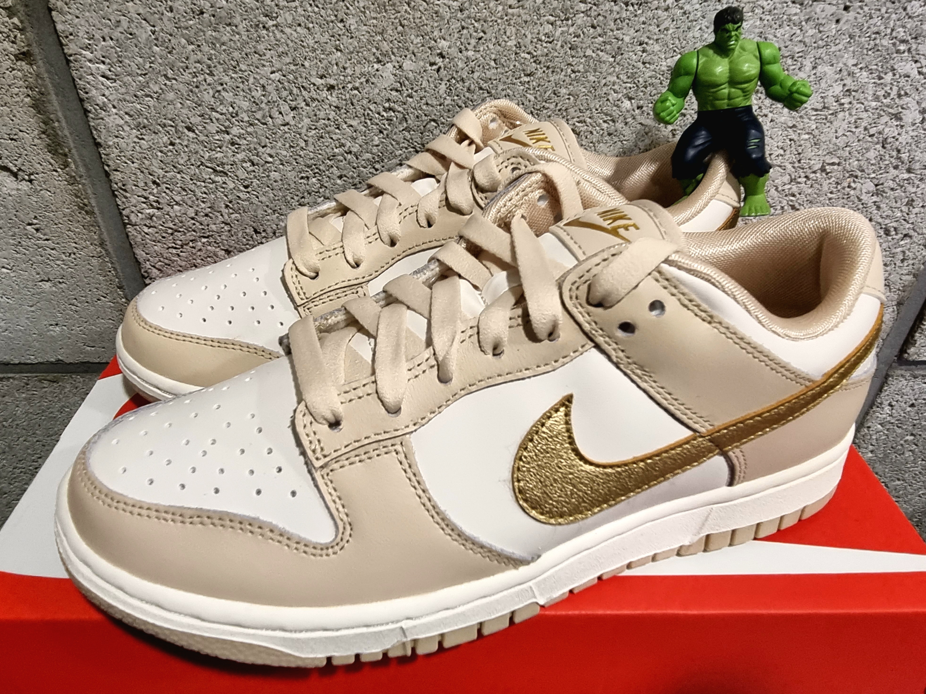 (W) Nike Dunk Low Sanddrift Metallic Gold 착용 스타일 - 1