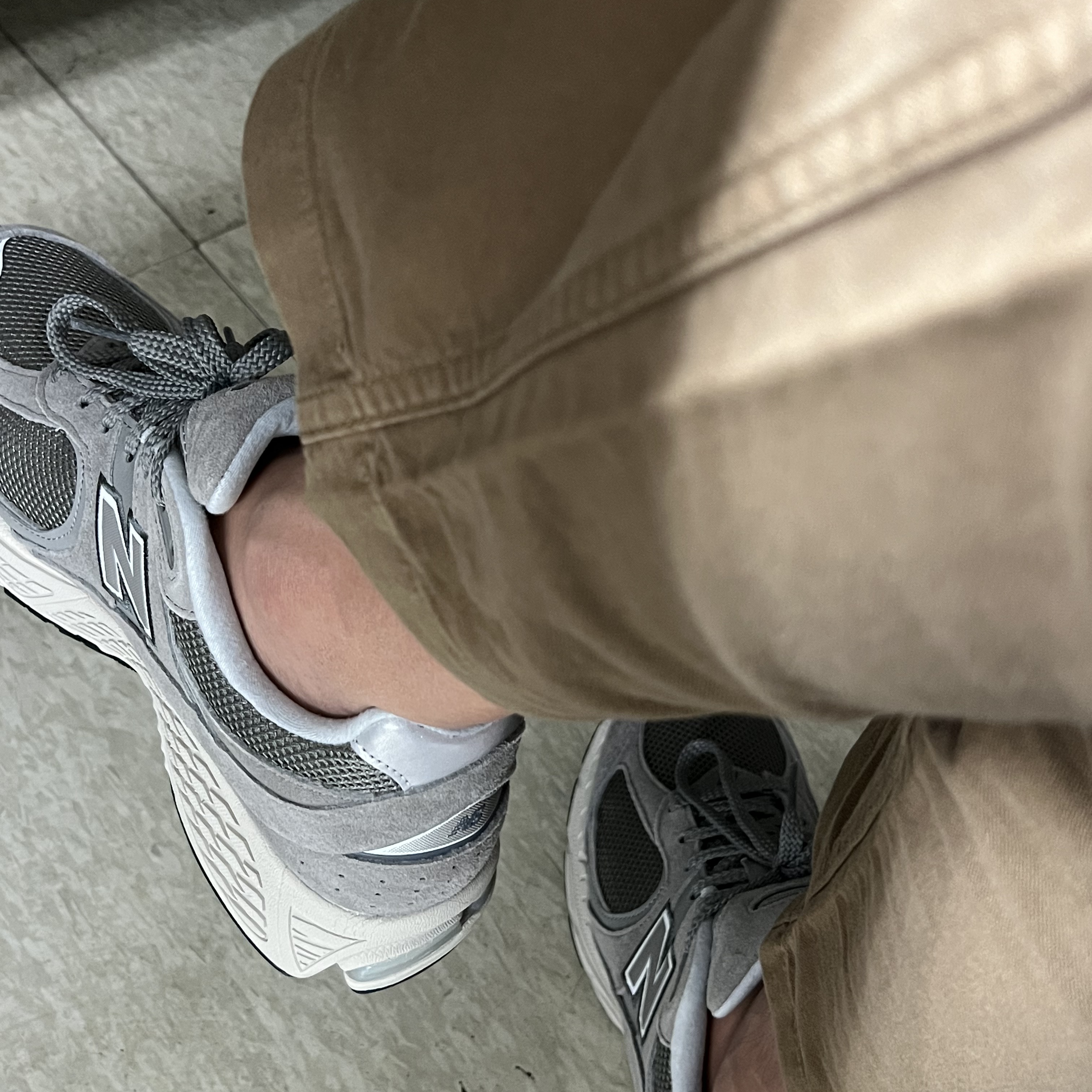 New Balance 2002R Grey 착용 스타일