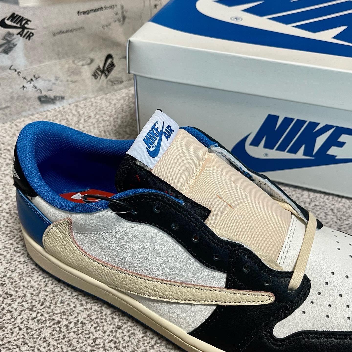 Jordan 1 x Travis Scott x Fragment Retro Low OG SP Military Blue 착용 스타일 - 1
