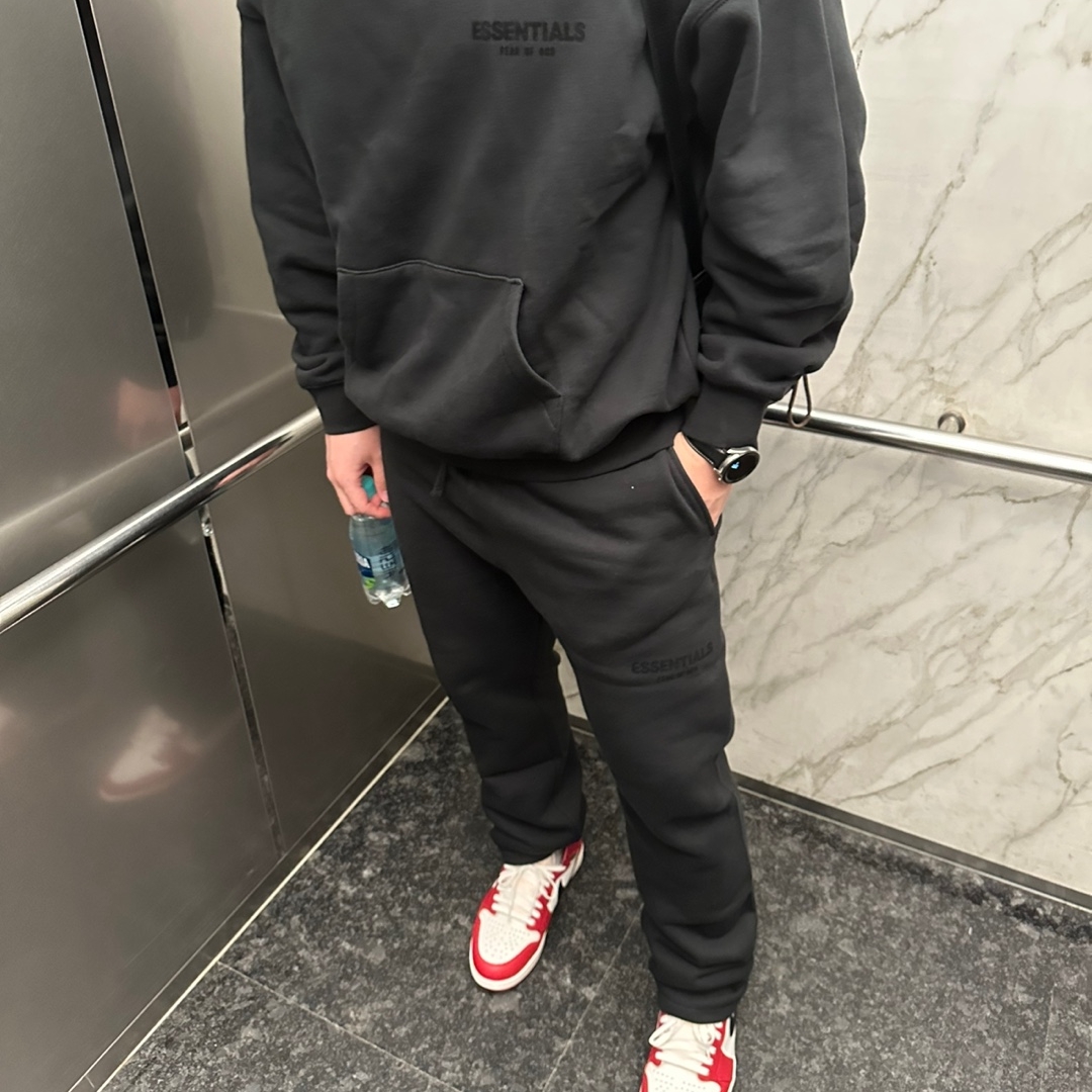 Essentials The Core Collection Hoodie Stretch Limo, Jordan 1 Retro High OG Chicago 2022 착용 스타일