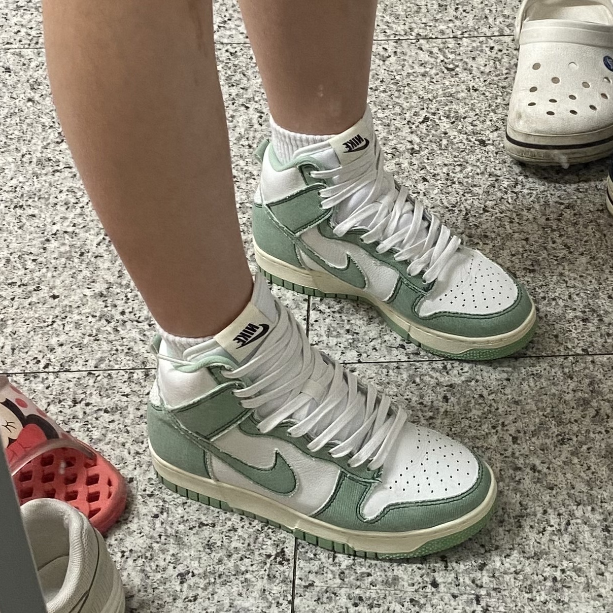(W) Nike Dunk High 1985 Enamel Green 착용 스타일 - 4