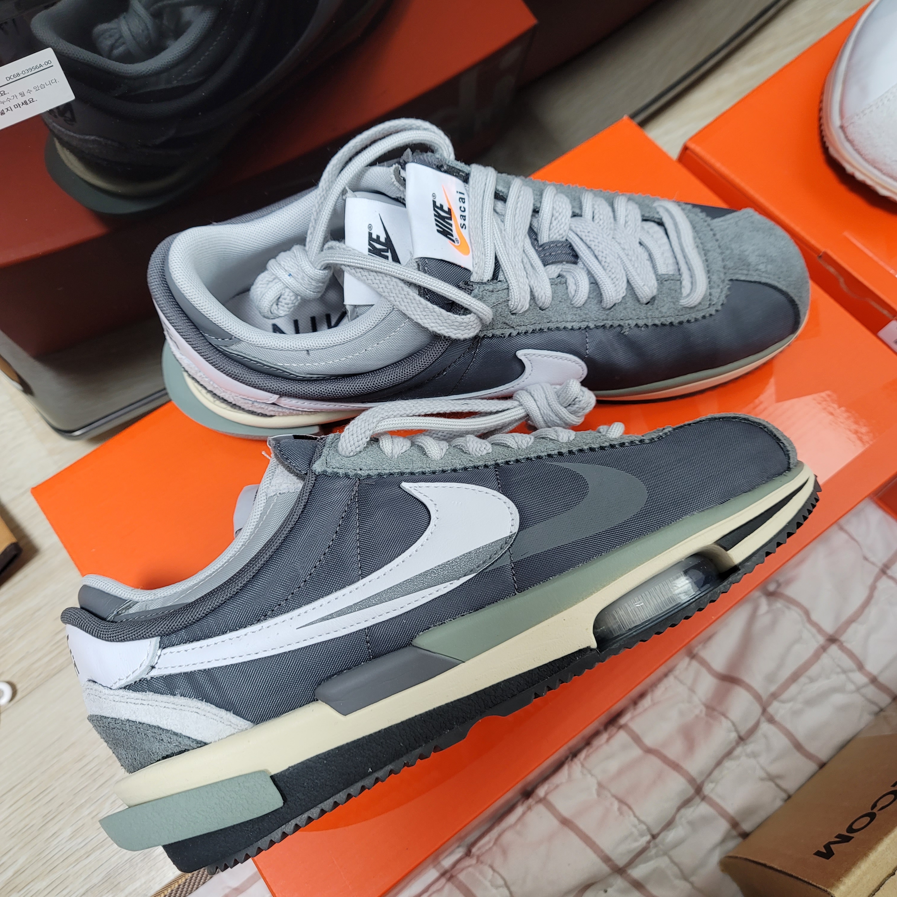 Nike x Sacai Zoom Cortez SP Iron Grey, Nike x Sacai Zoom Cortez SP White and University Red 착용 스타일 - 2