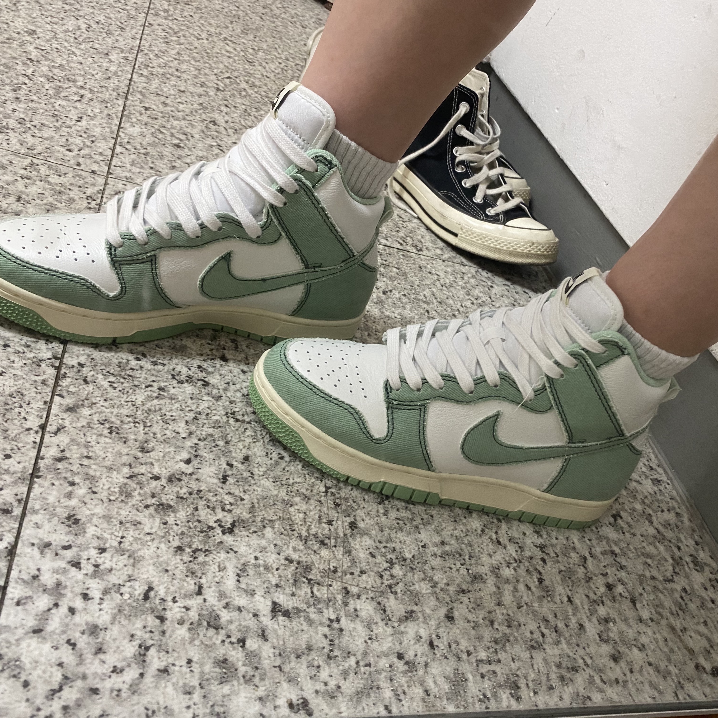 (W) Nike Dunk High 1985 Enamel Green 착용 스타일 - 3