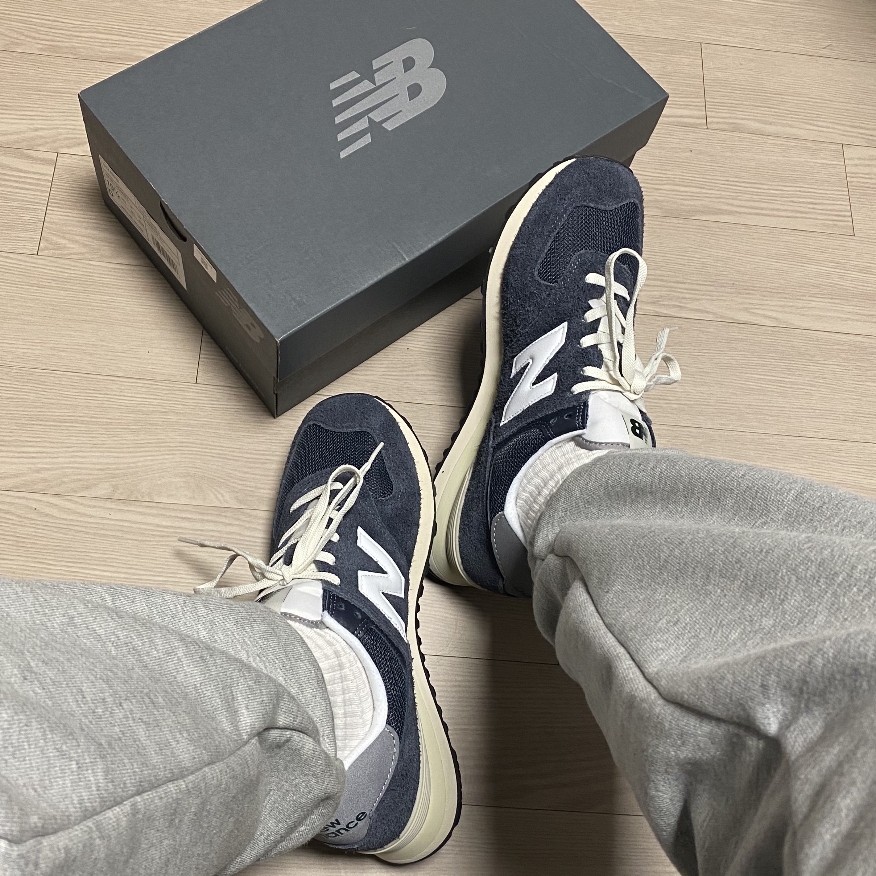 New Balance 574 Heritage Navy 착용 스타일