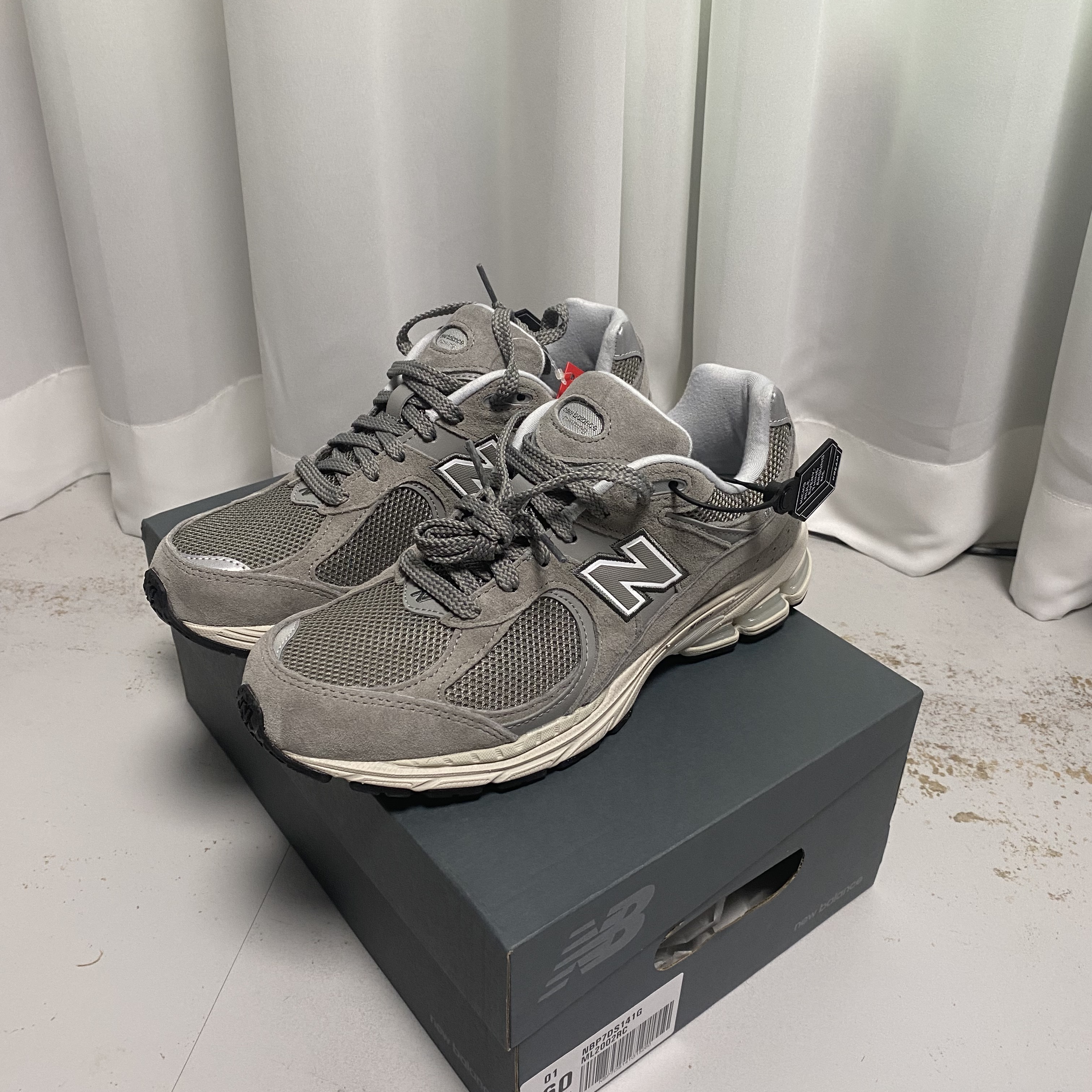 New Balance 2002R Grey 착용 스타일