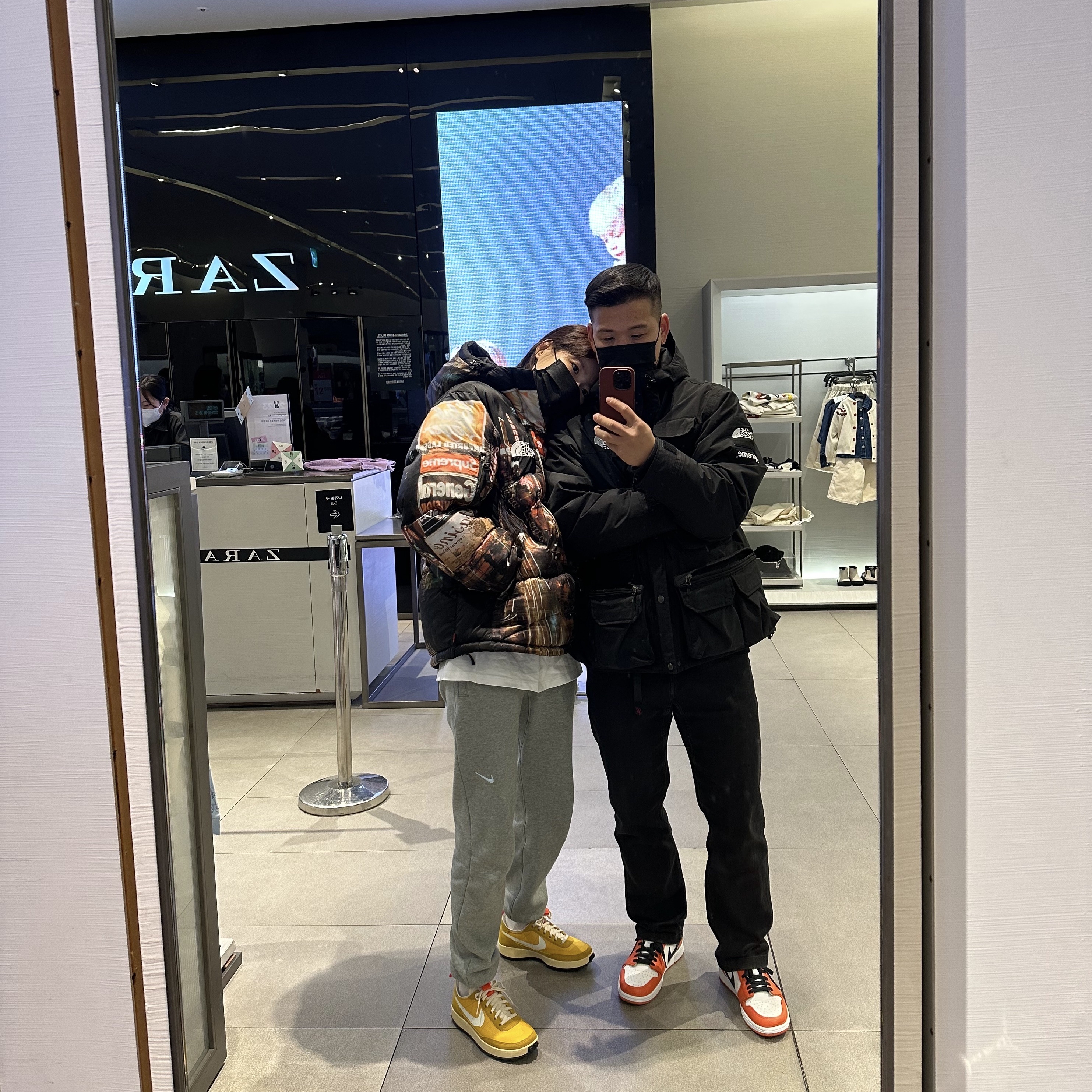Supreme x The North Face Cargo Jacket Black - 20SS, Supreme x The North Face 800-Fill Half Zip Hooded Pullover Times Square - 22FW 착용 스타일 - 1