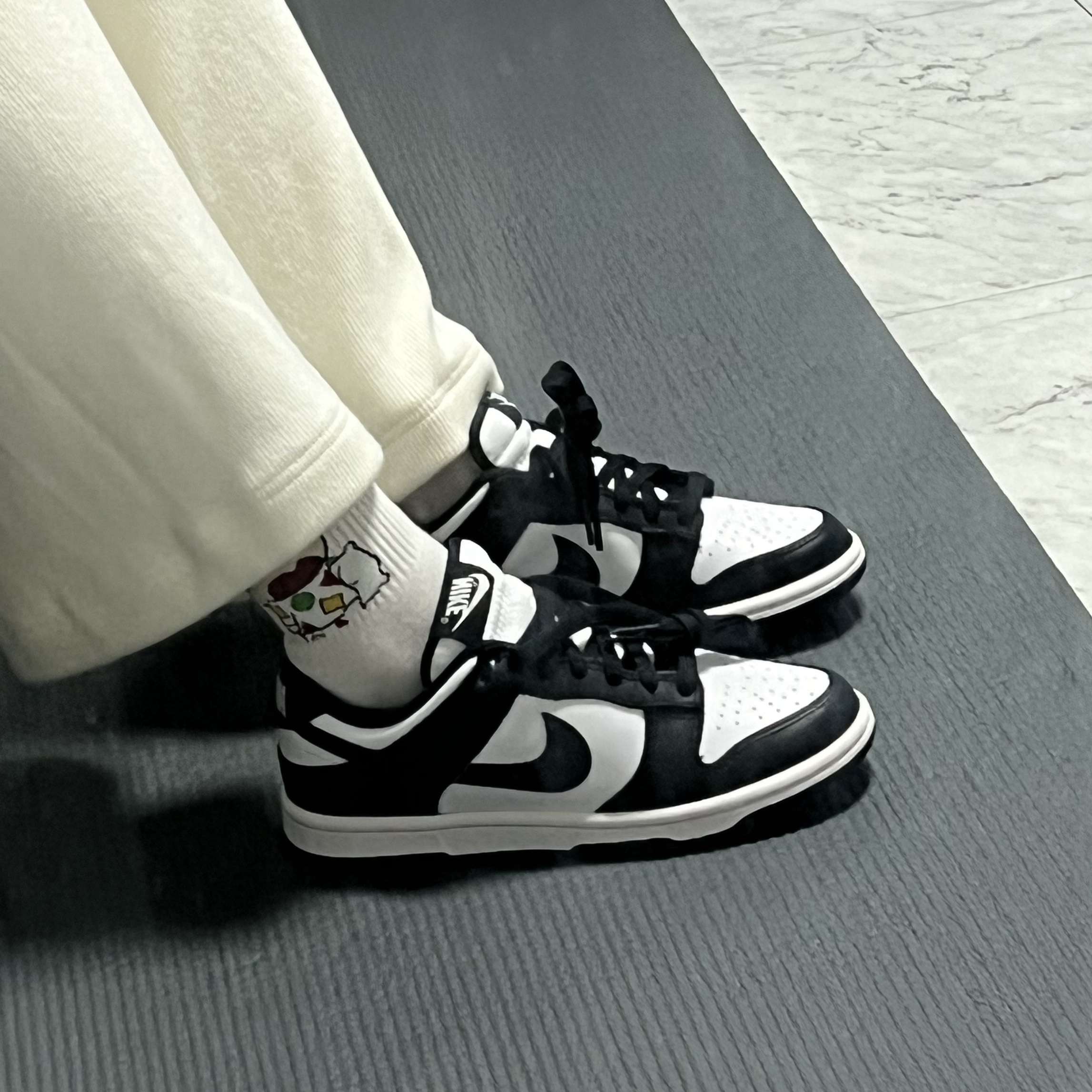 (W) Nike Dunk Low Black 착용 스타일 - 1