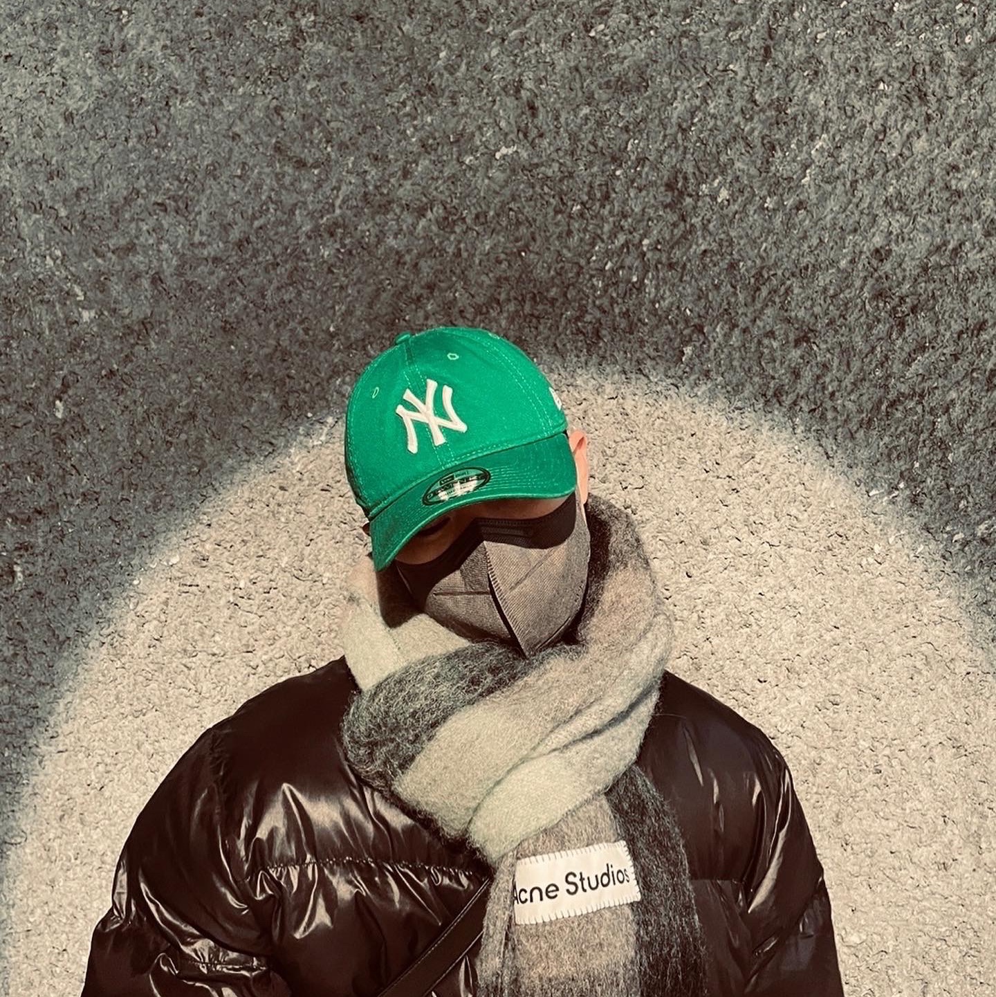 New Era x MoMA New York Yankees Cap Kelly Green, Acne Studios Mohair Check Muffler Grey Green Black 착용 스타일
