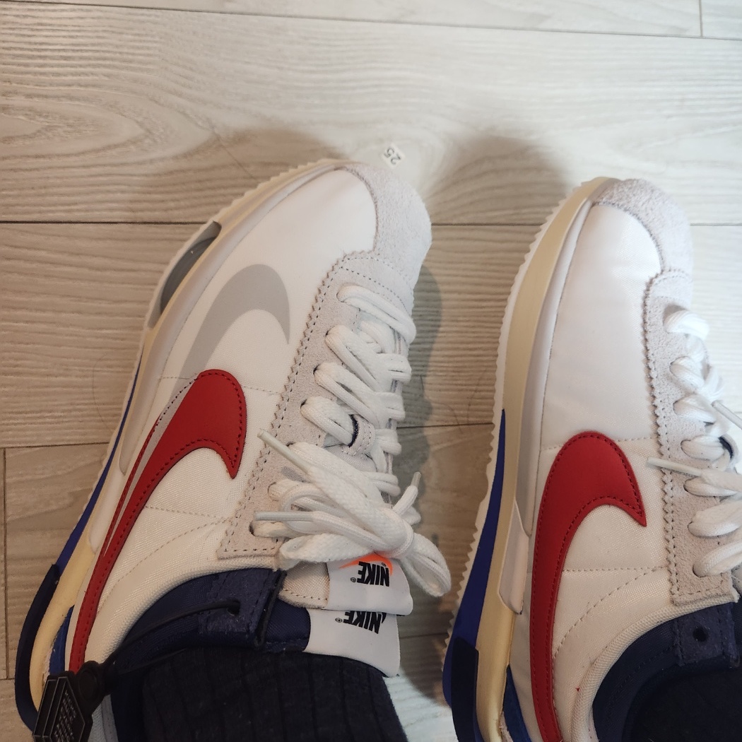 Nike x Sacai Zoom Cortez SP White and University Red 착용 스타일 - 3