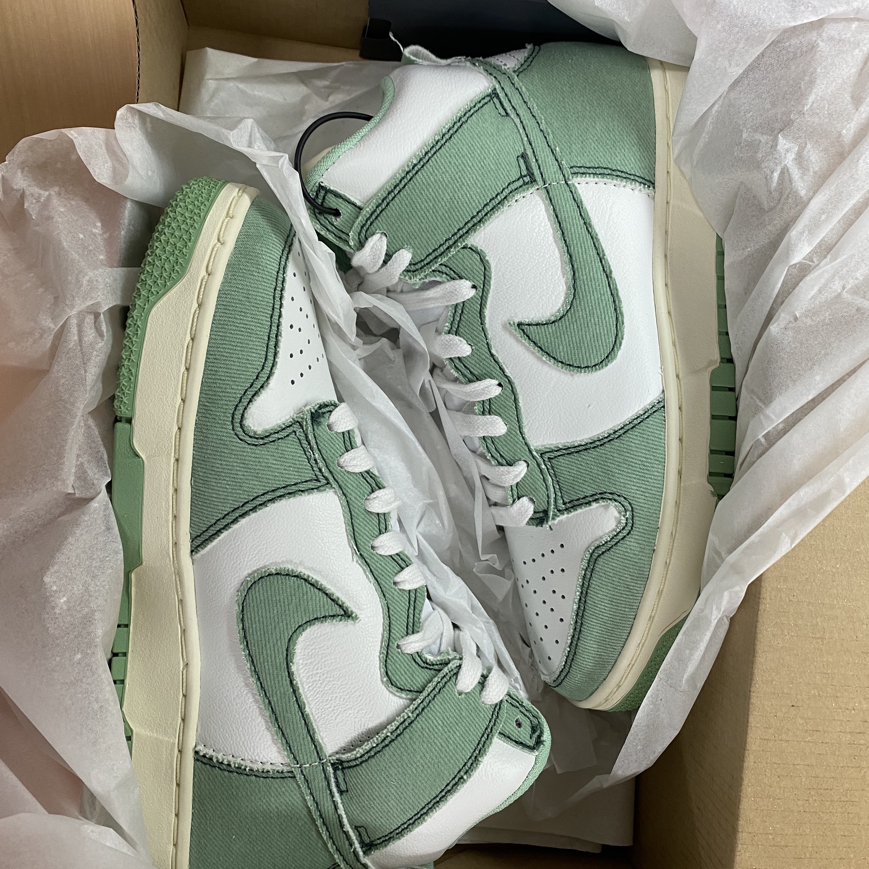 (W) Nike Dunk High 1985 Enamel Green 착용 스타일 - 1