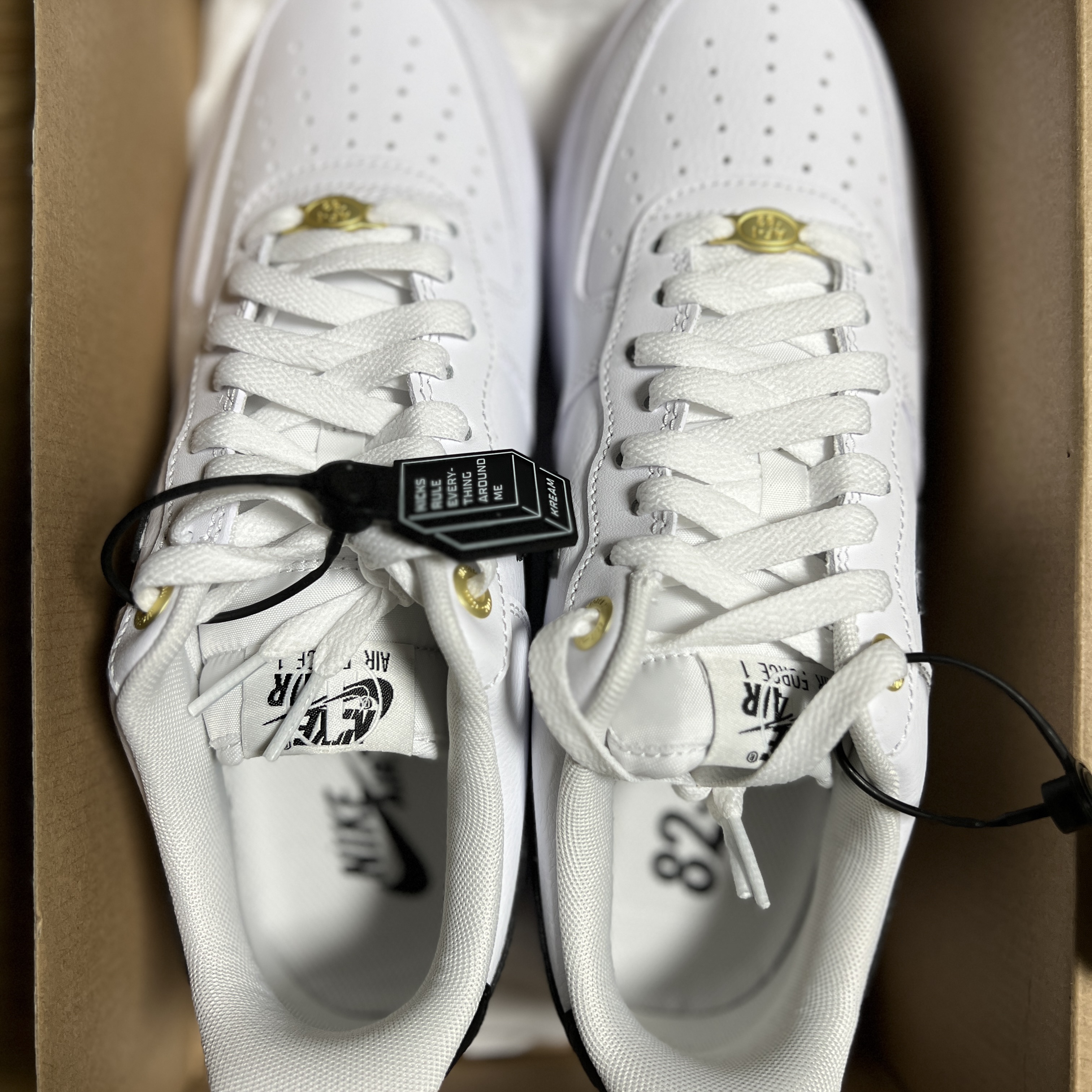 Nike Air Force 1 '07 LV8 40th Anniversary Join Forces White Black 착용 스타일 - 2