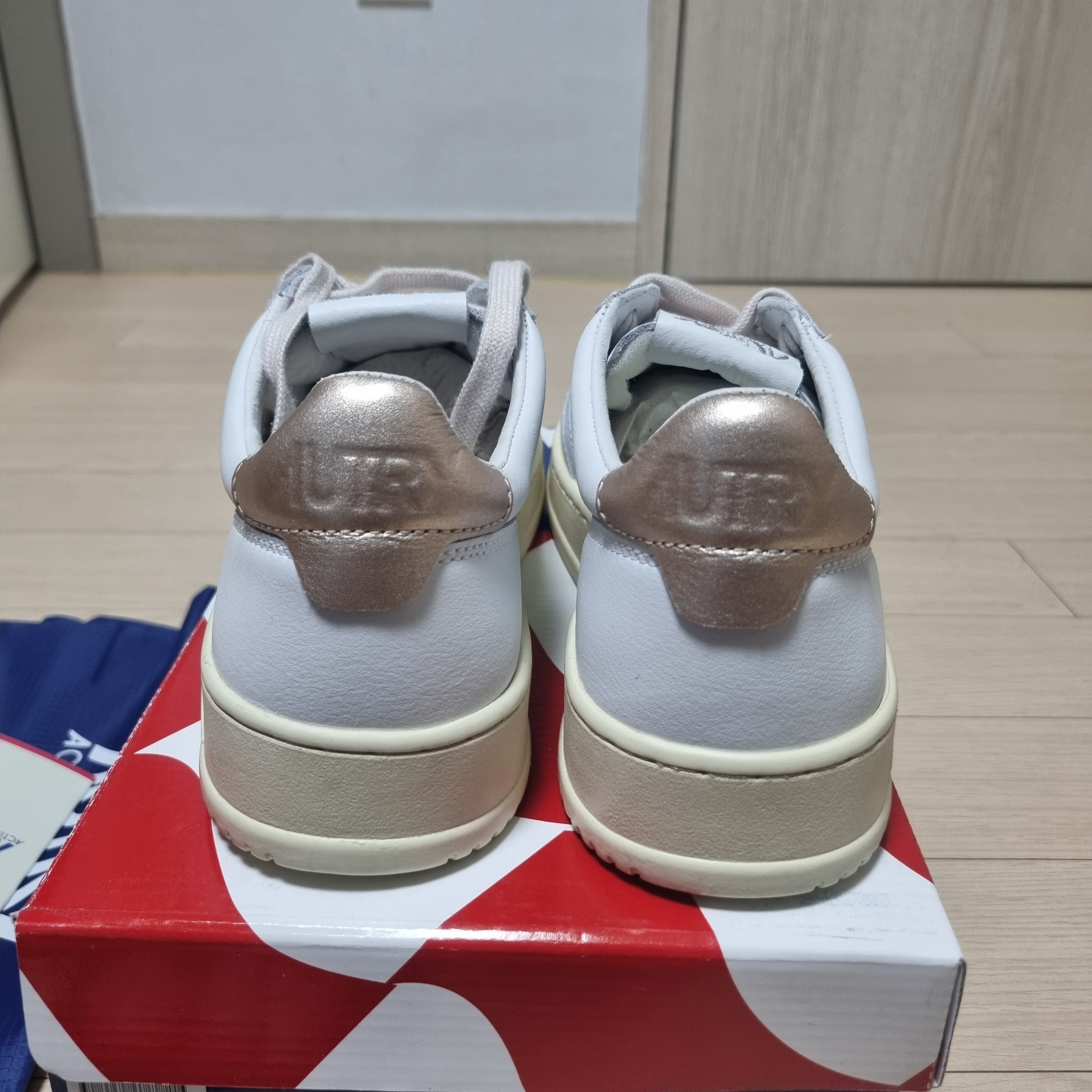 Autry Medalist Low Leather Sneakers White Gold 착용 스타일 - 3