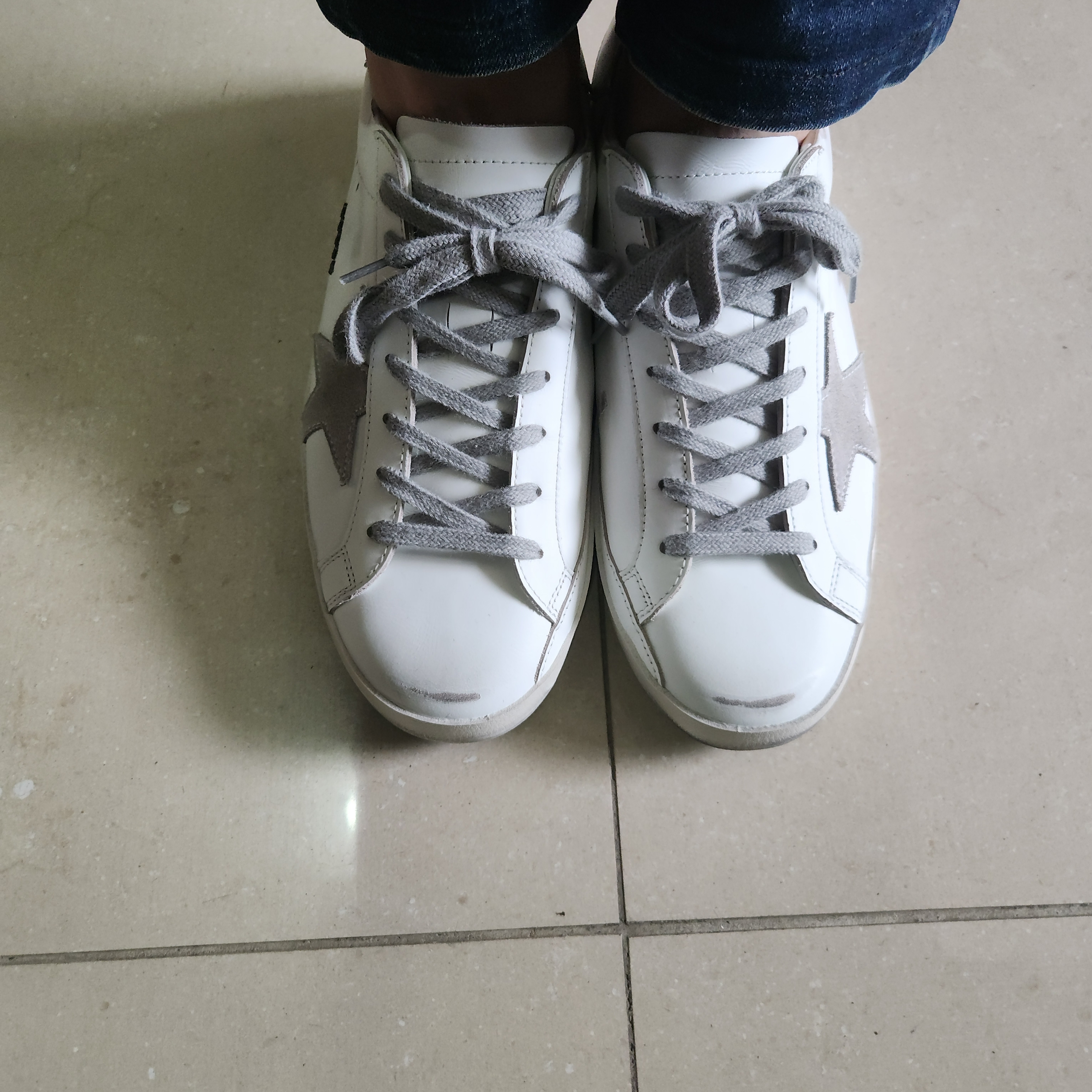 Golden Goose Superstar White Silver Heel Tab Sneakers 착용 스타일 - 2