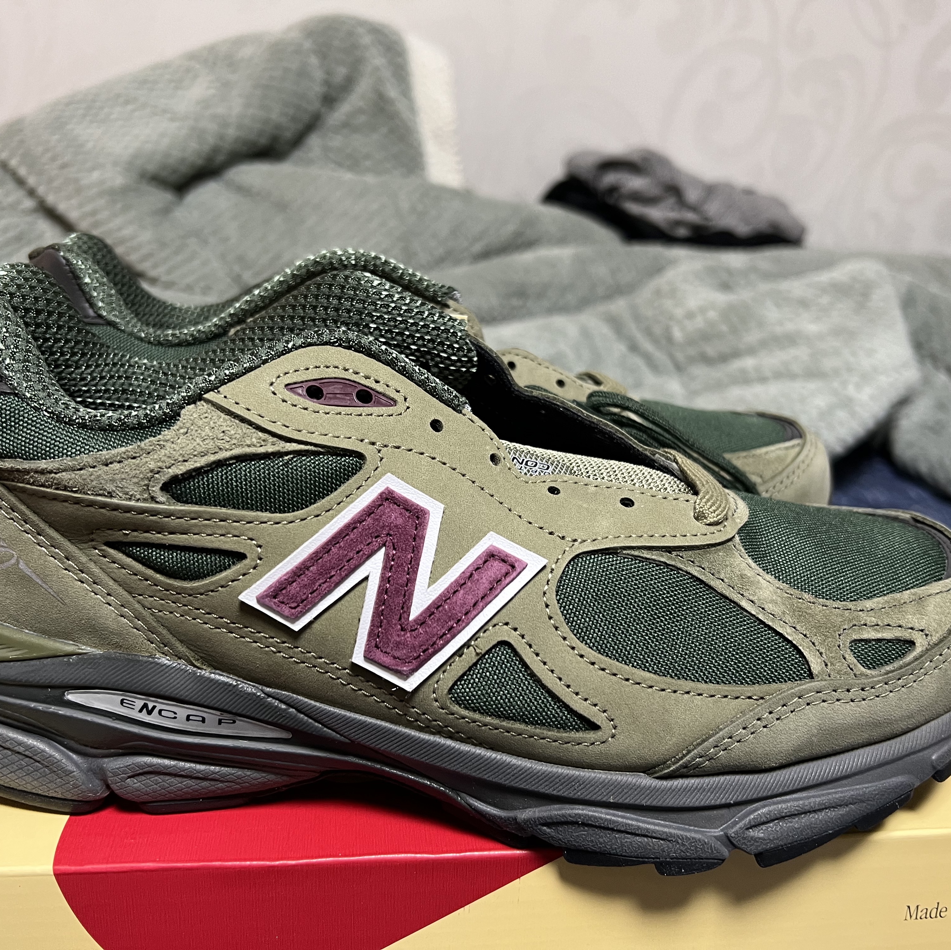 New Balance 990v3 Made in USA Green Purple 착용 스타일 - 2