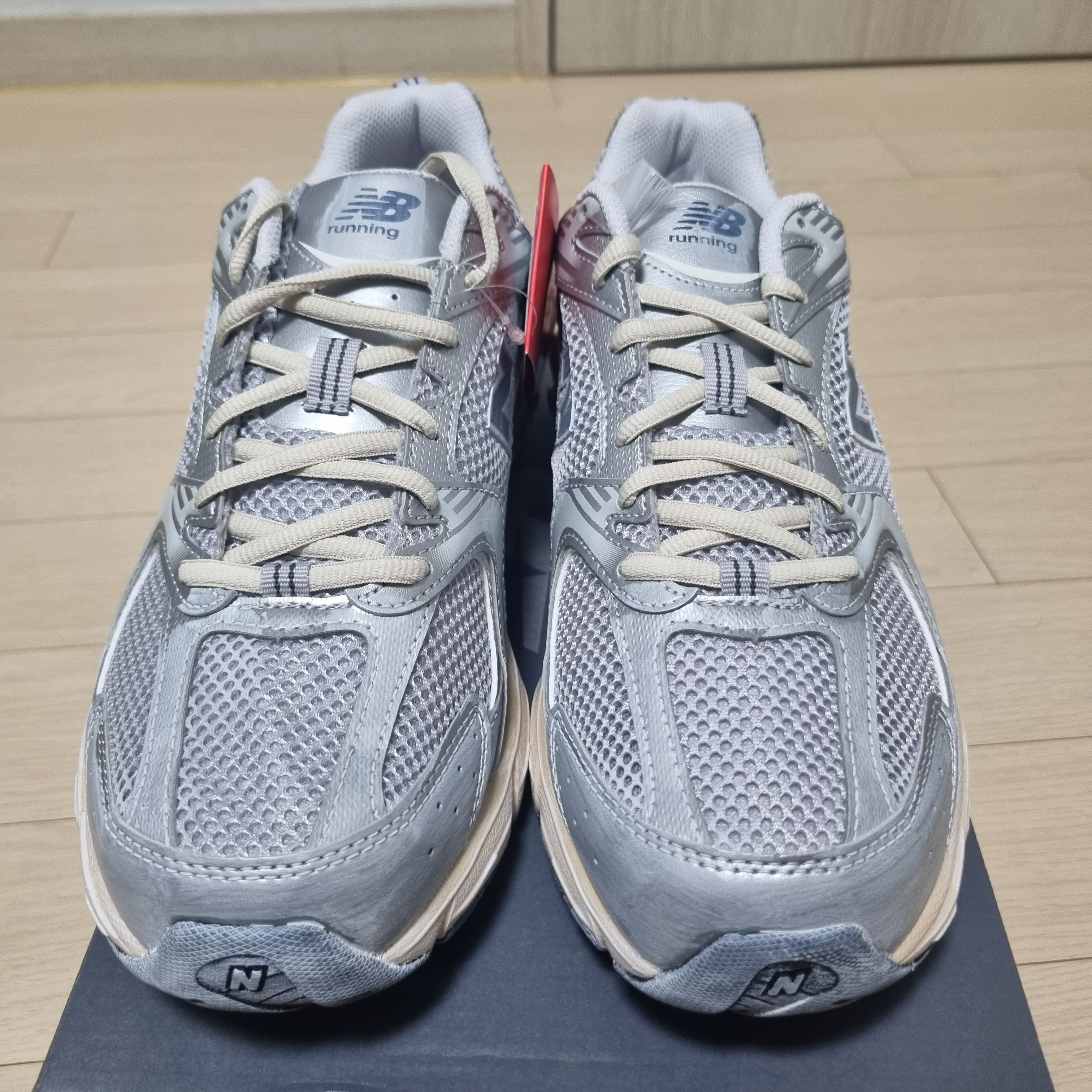 New Balance 530 Vintage Metallic Silver 착용 스타일 - 2