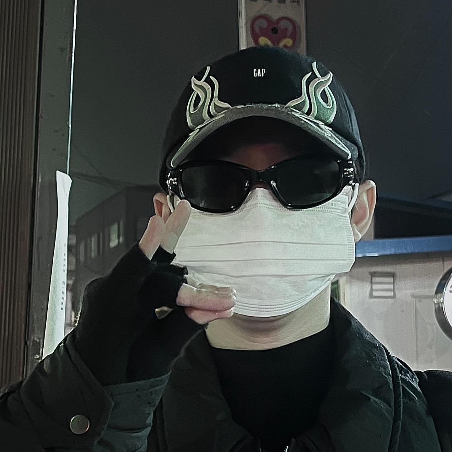 Yeezy Gap Engineered By Balenciaga Flame Cap Black 착용 스타일 - 1