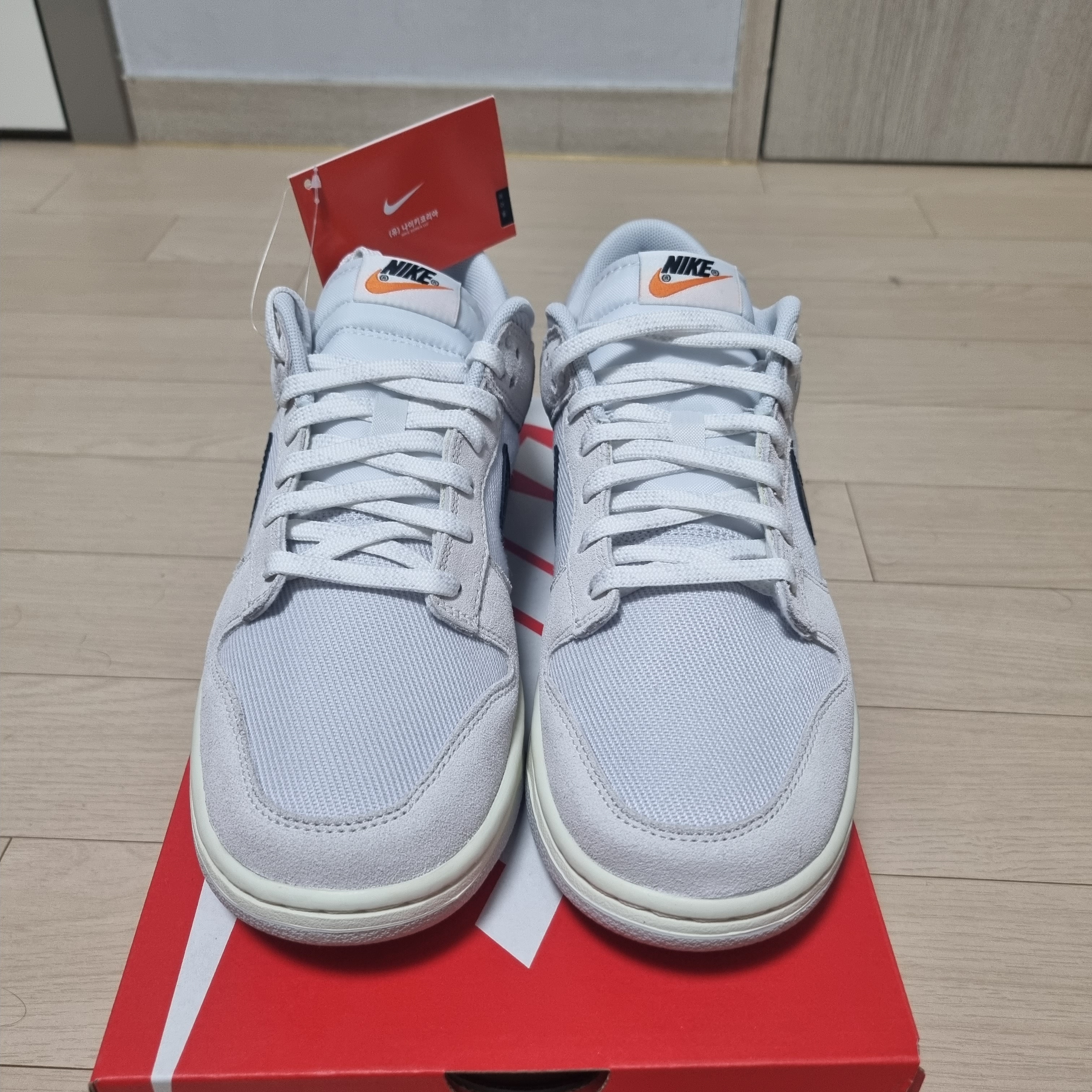 Nike Dunk Low SE Photon Dust and Summit White 착용 스타일 - 3