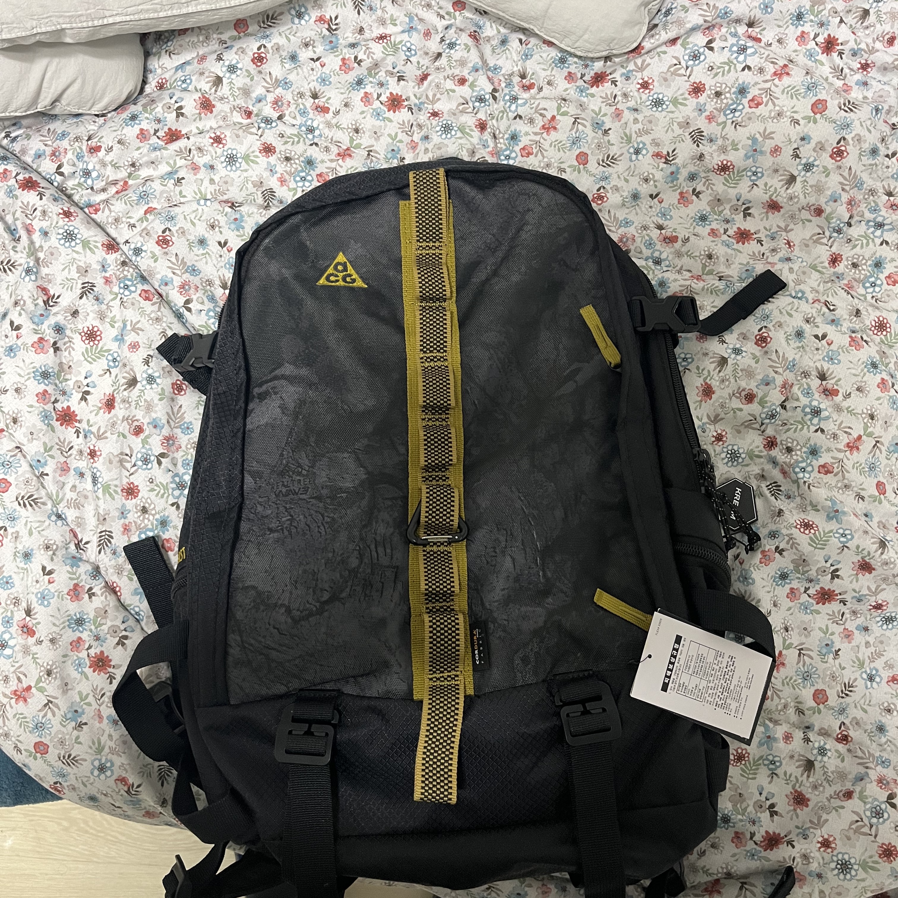 Nike ACG Karst Backpack Black Peat Moss 착용 스타일