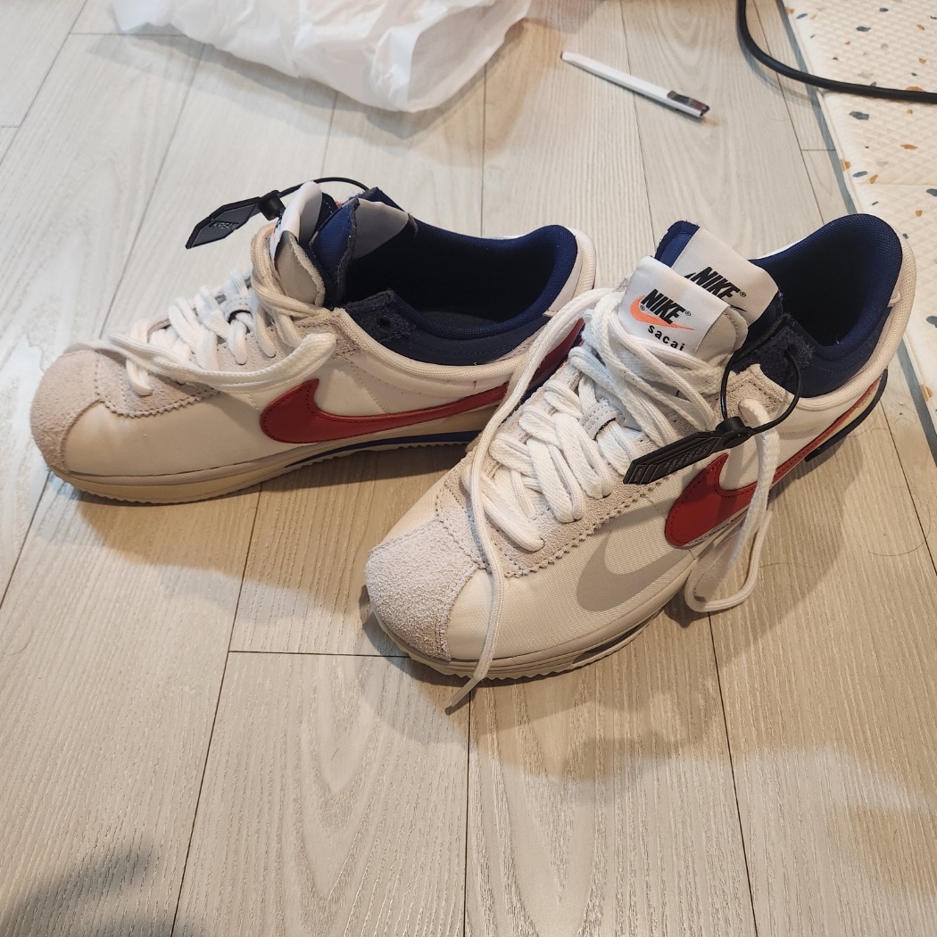 Nike x Sacai Zoom Cortez SP White and University Red 착용 스타일 - 1