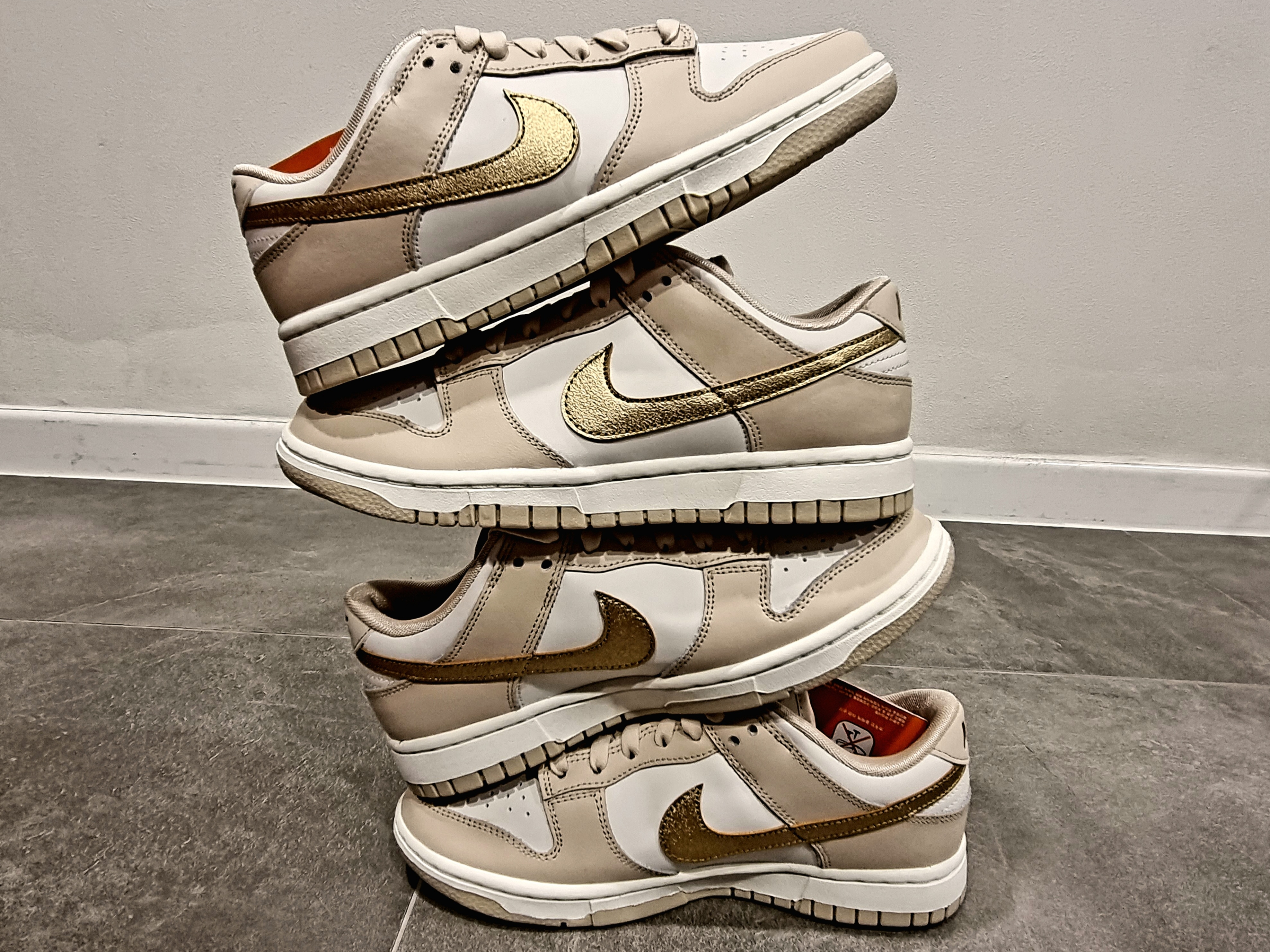 (W) Nike Dunk Low Sanddrift Metallic Gold 착용 스타일 - 5