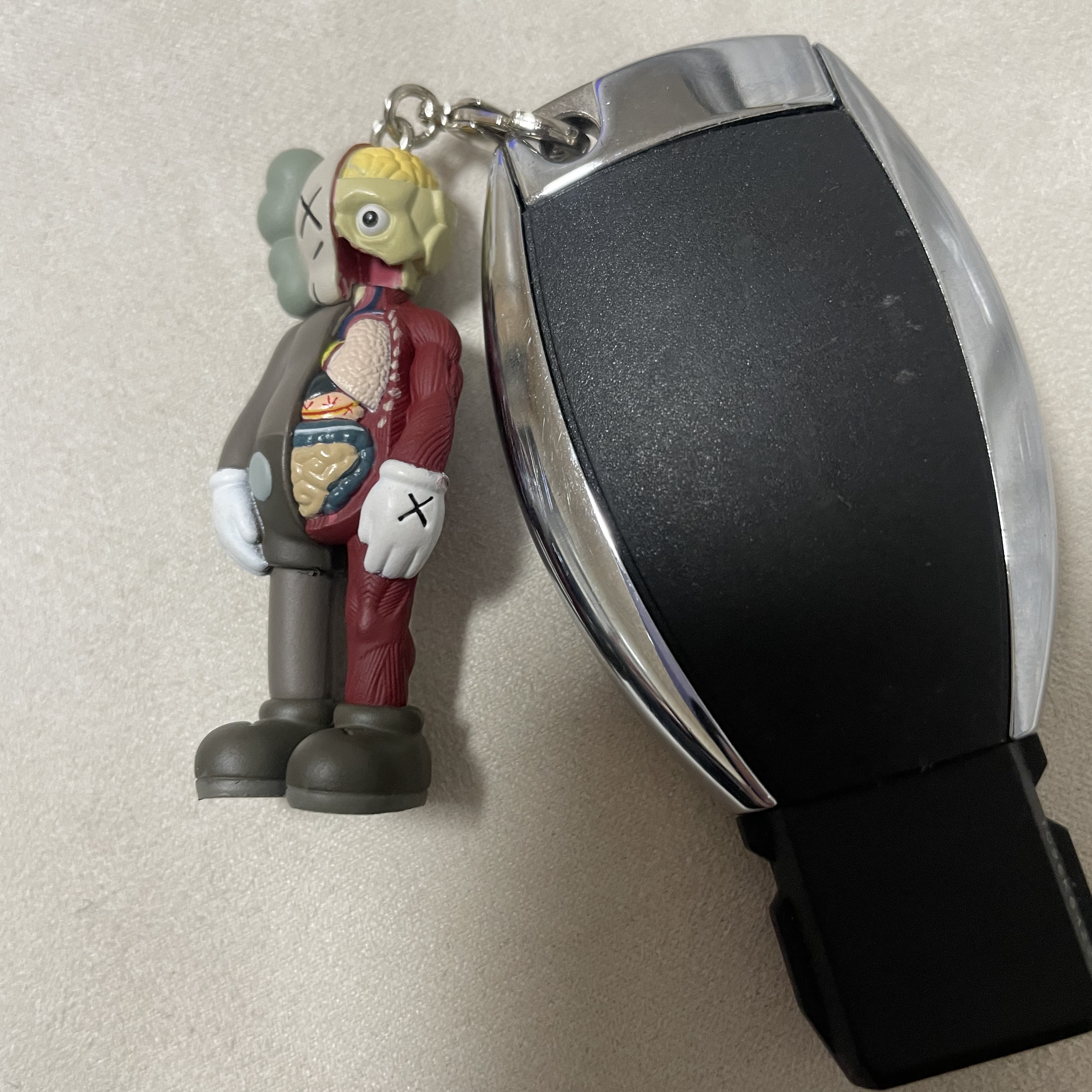 Kaws Tokyo First Companion Flayed Keychain Brown 착용 스타일