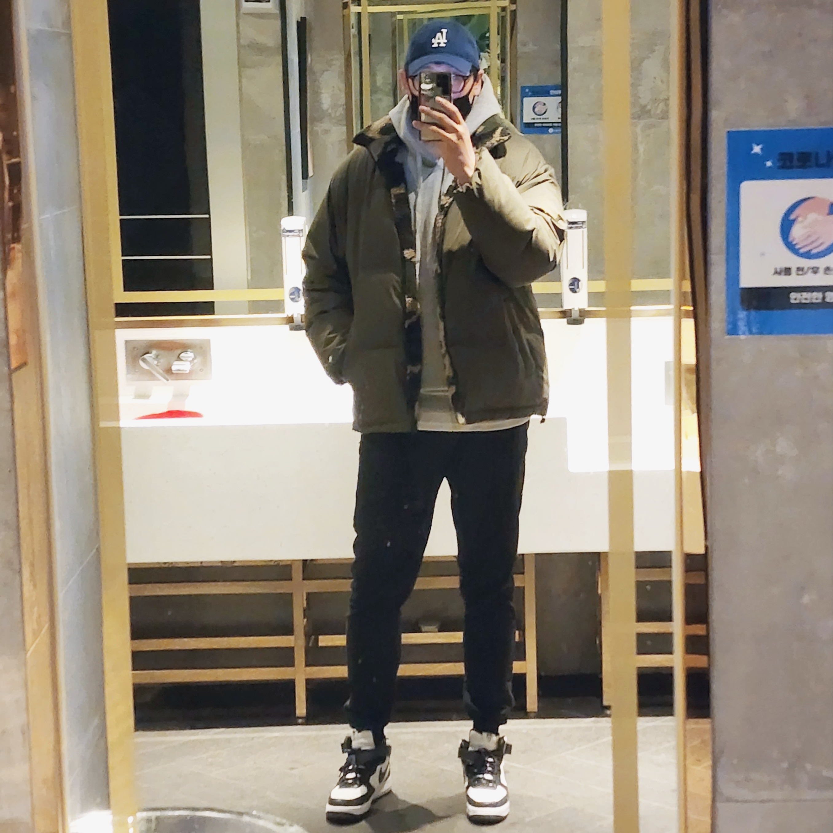 Nike x Stussy Air Force 1 '07 Mid SP Black and Light Bone 착용 스타일