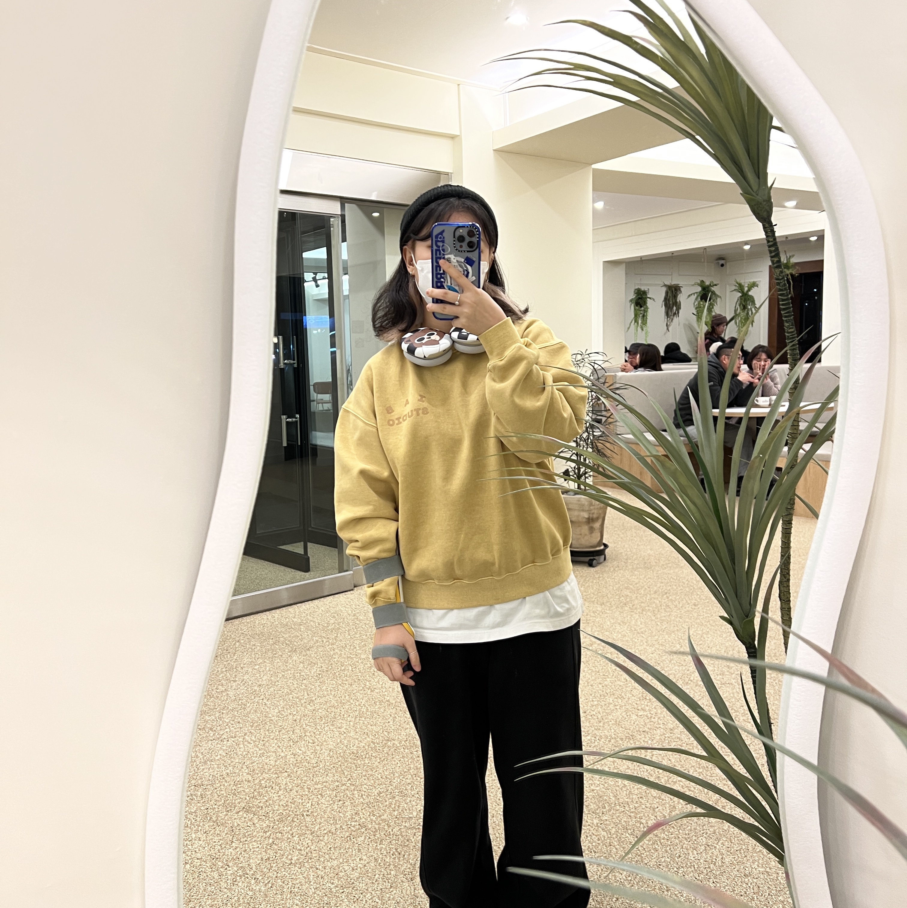 IAB Studio Pigment Sweatshirt & Mini Bag Mustard, Apple AirPods Max Lightning Silver (Korean Ver.) 착용 스타일