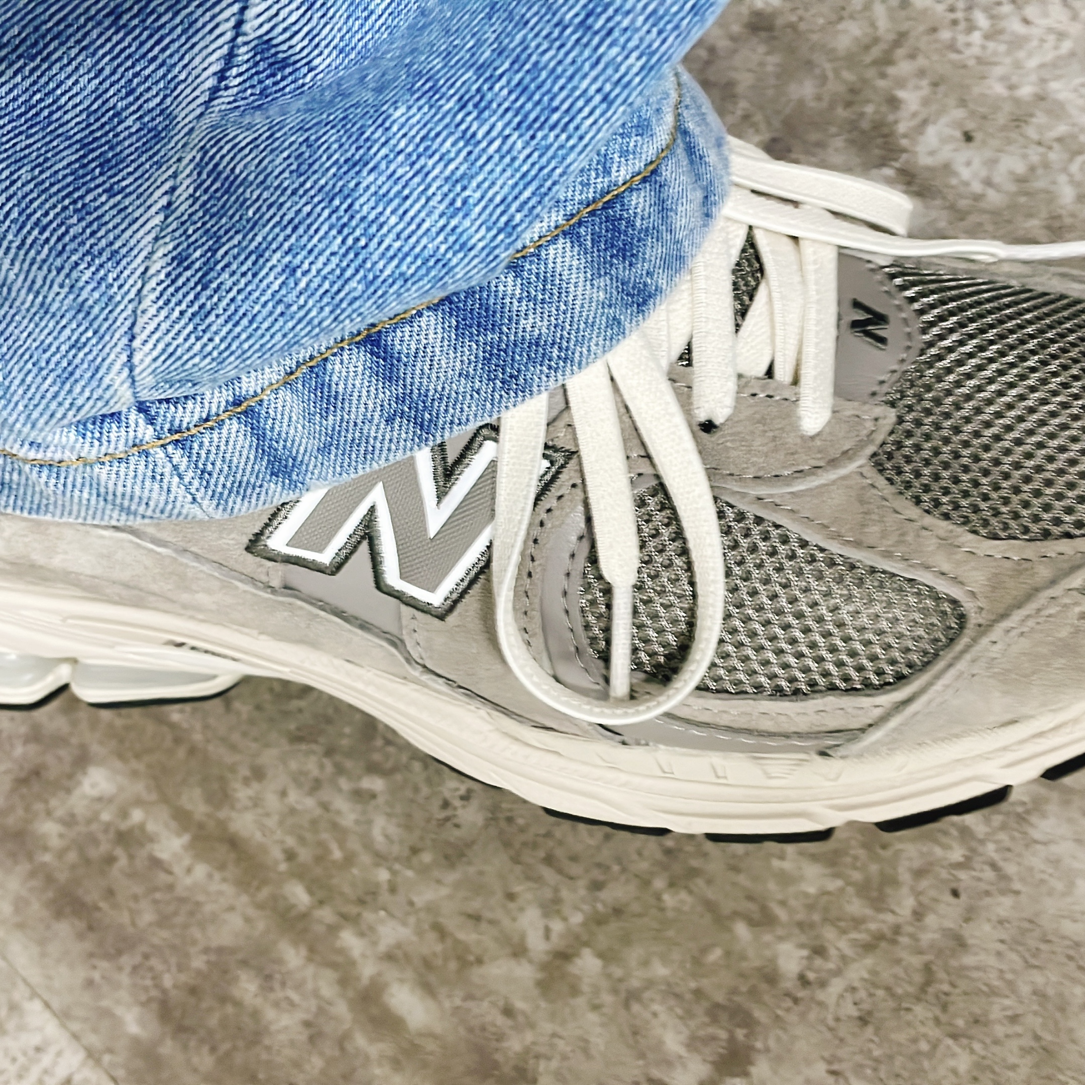 New Balance 2002R Grey 착용 스타일