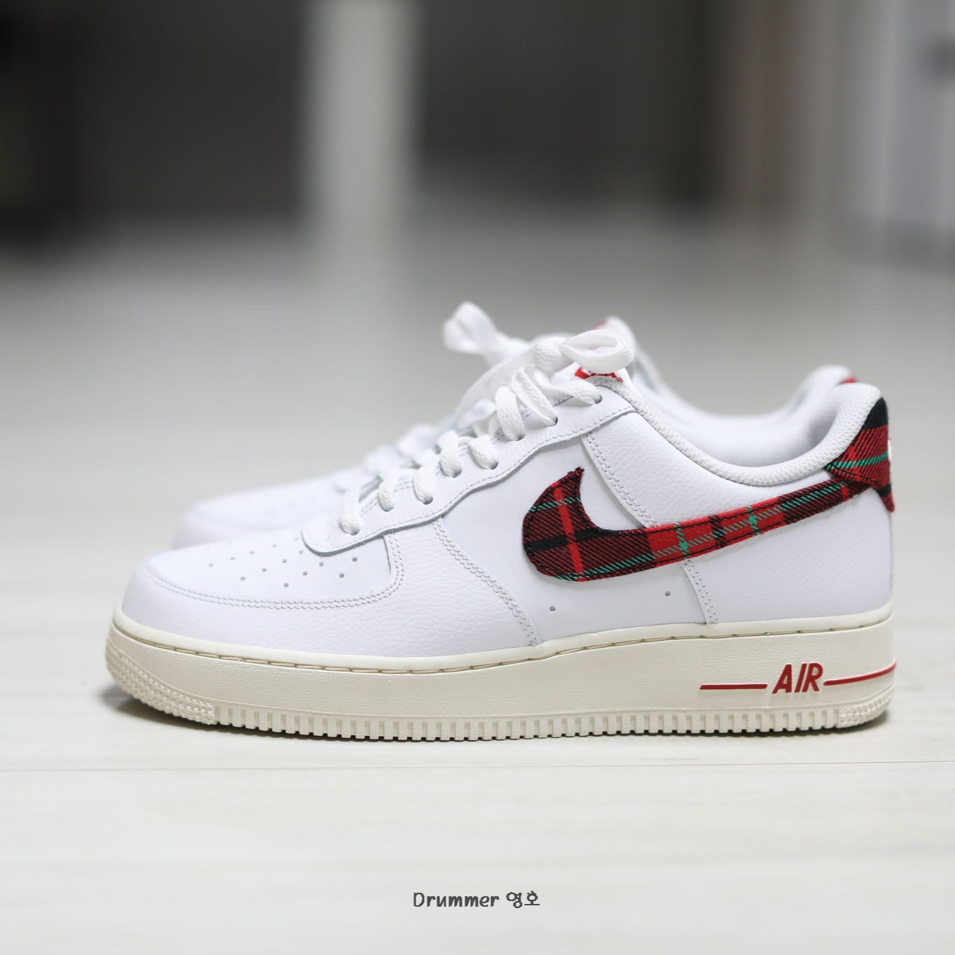 Nike Air Force 1 Low University Red Stadium Green 착용 스타일