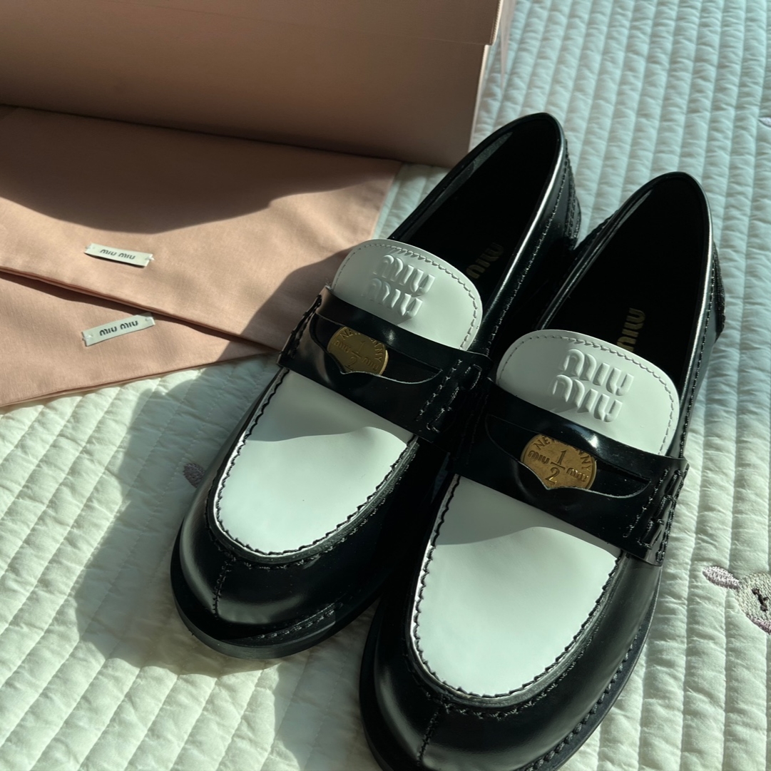 (W) Miu Miu Leather Penny Loafers Black White 착용 스타일