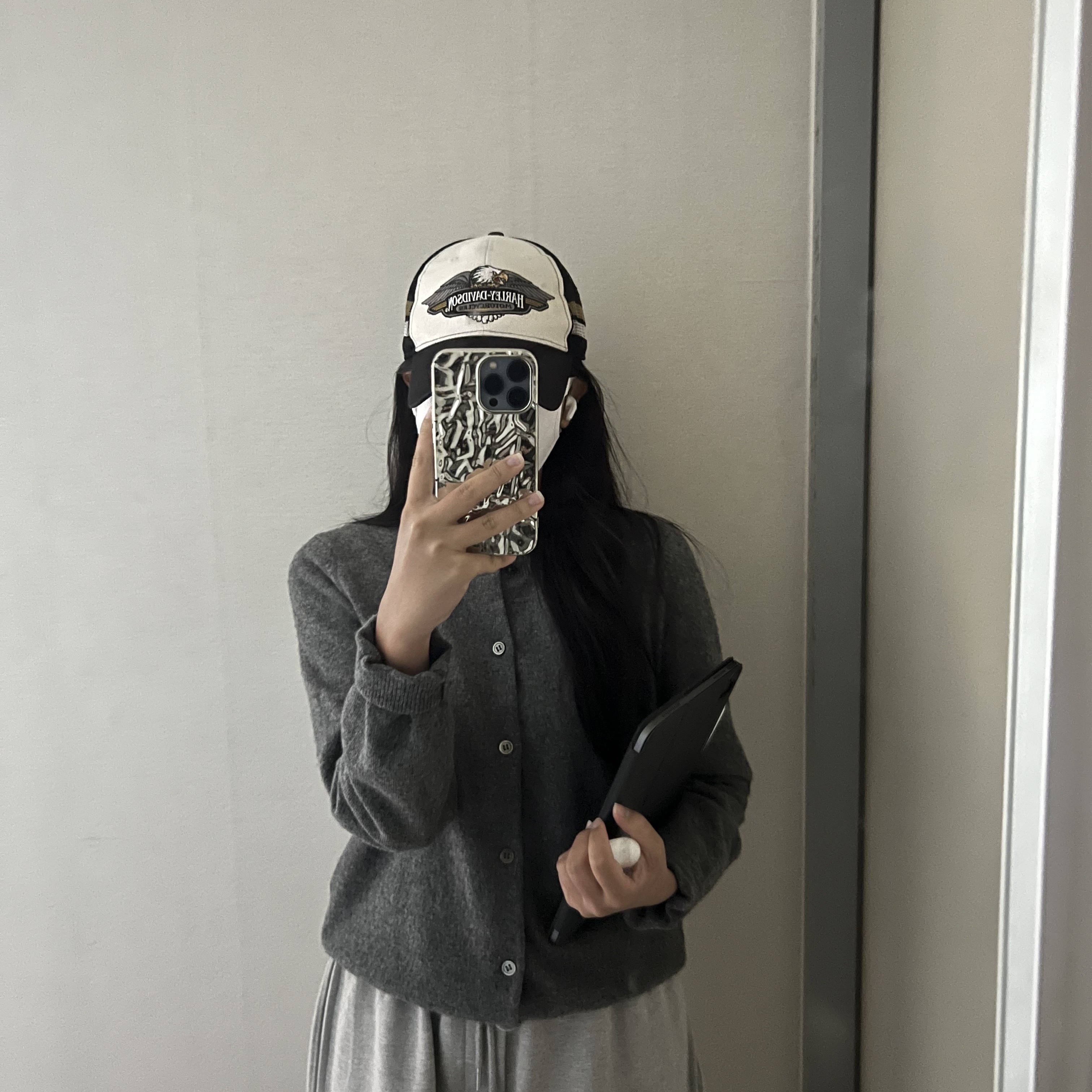(W) Play Comme des Garcons White Heart Knit Cardigan Dark Grey, Apple iPad Air 5th Gen Wifi 64GB Space Gray (Korean Ver.) 착용 스타일 - 2