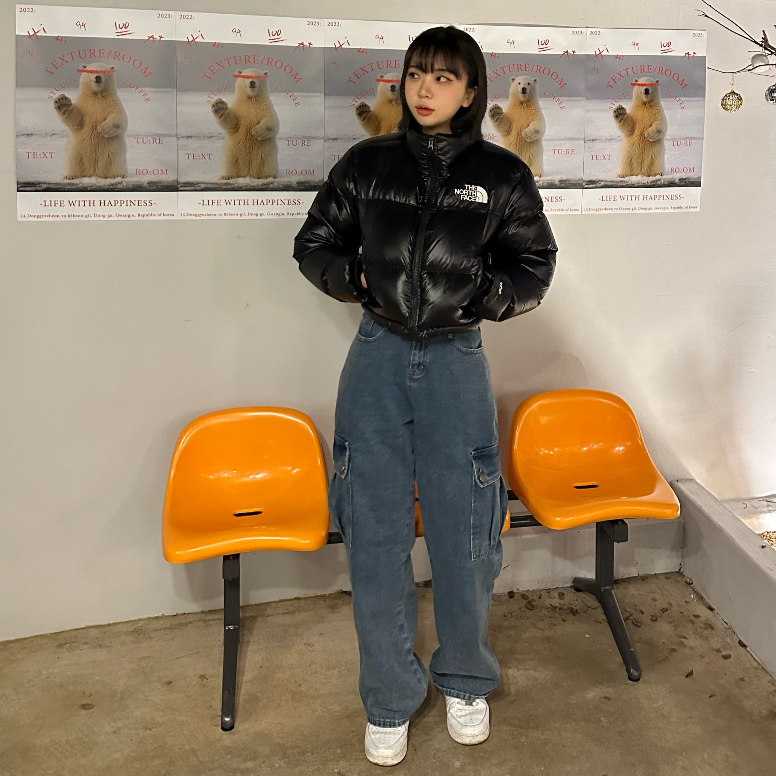 (W) The North Face Nuptse Short Jacket TNF Black, (W) Nike Air Force 1 '07 Low White 착용 스타일