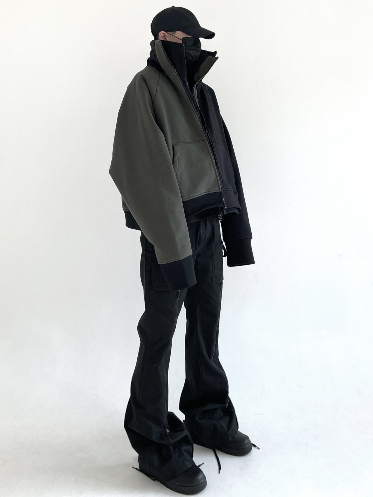 Nike Air Force 1 '07 Low Triple Black 착용 스타일 - 4