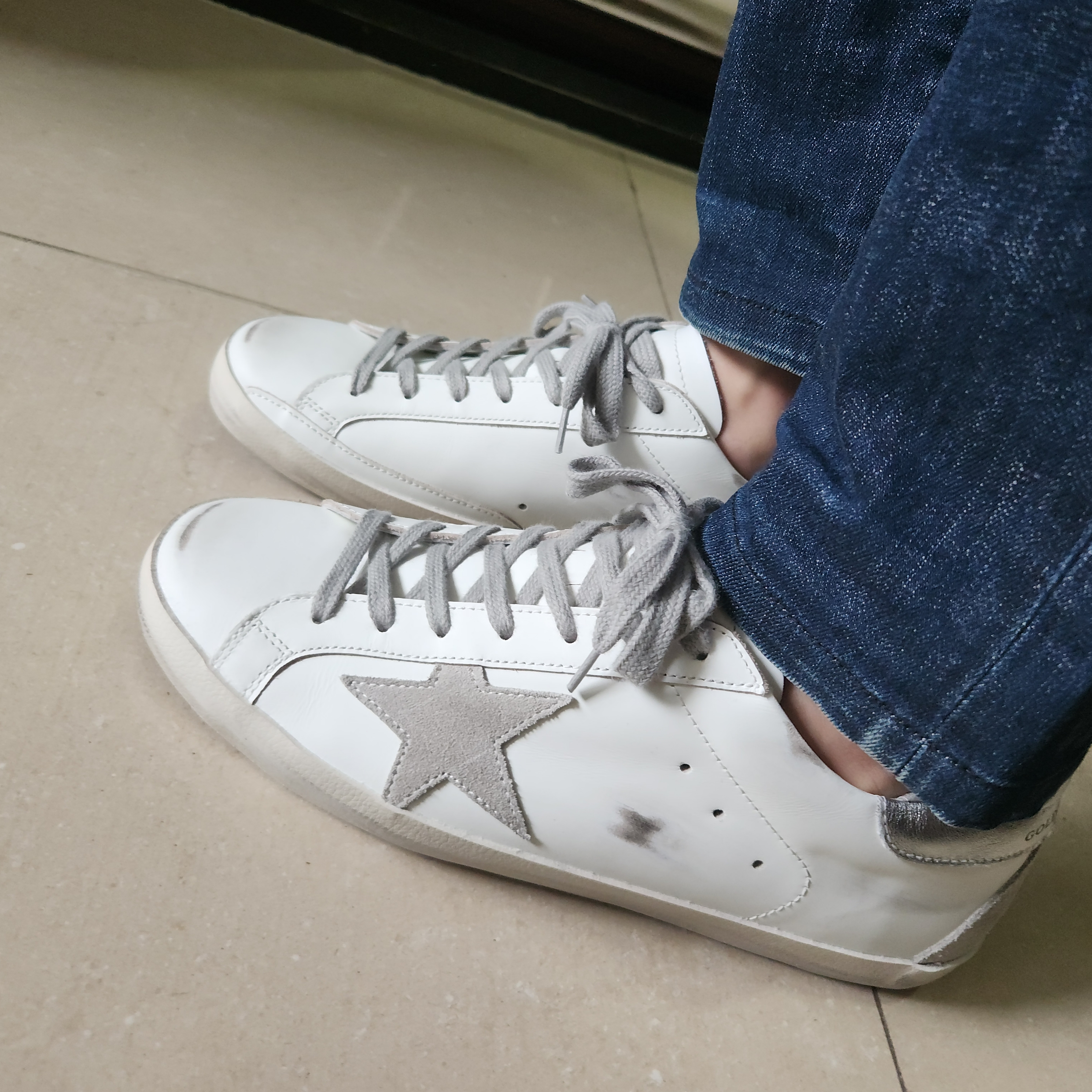 Golden Goose Superstar White Silver Heel Tab Sneakers 착용 스타일 - 3
