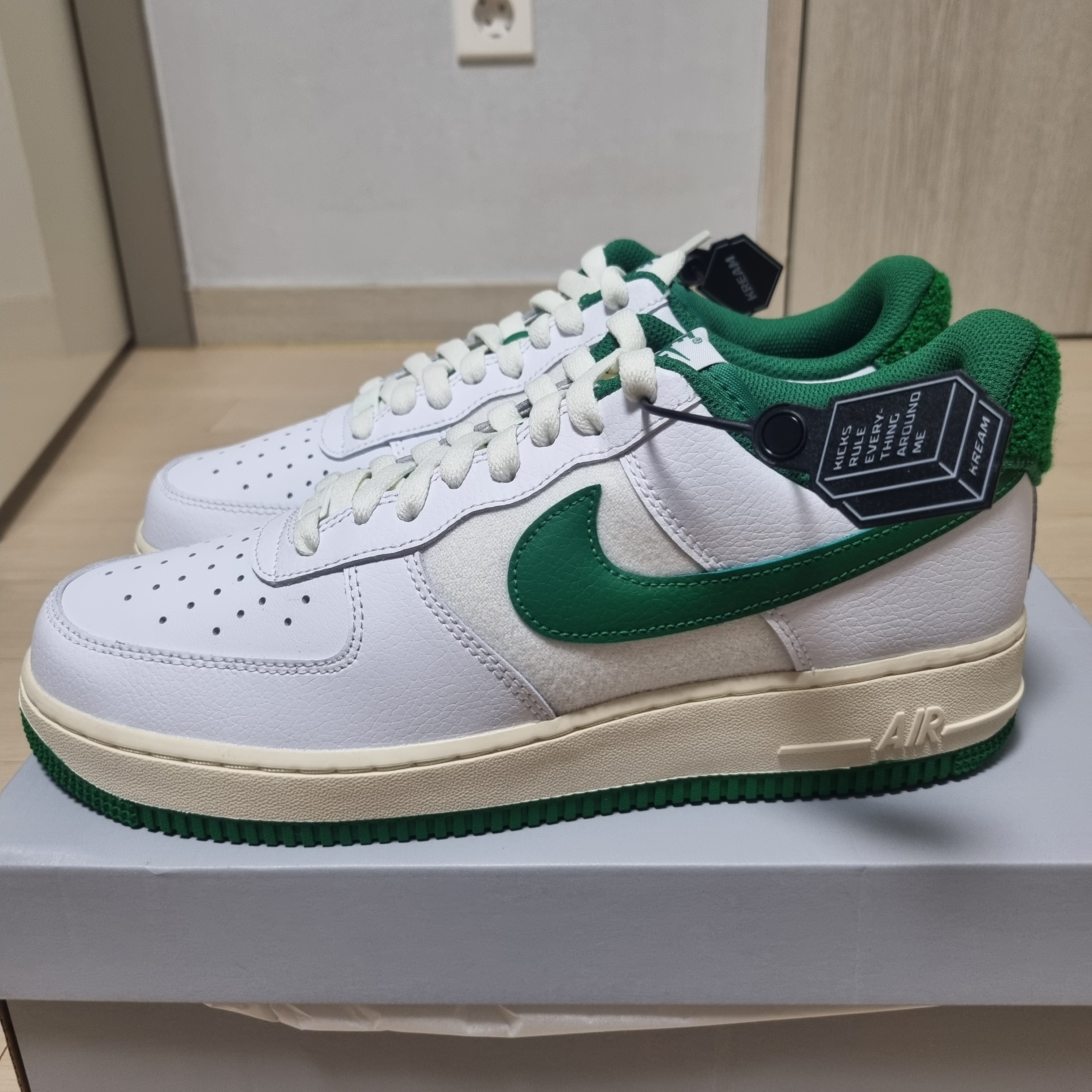 Nike Air Force 1 '07 LV8 Varsity White Pine Green 착용 스타일 - 1