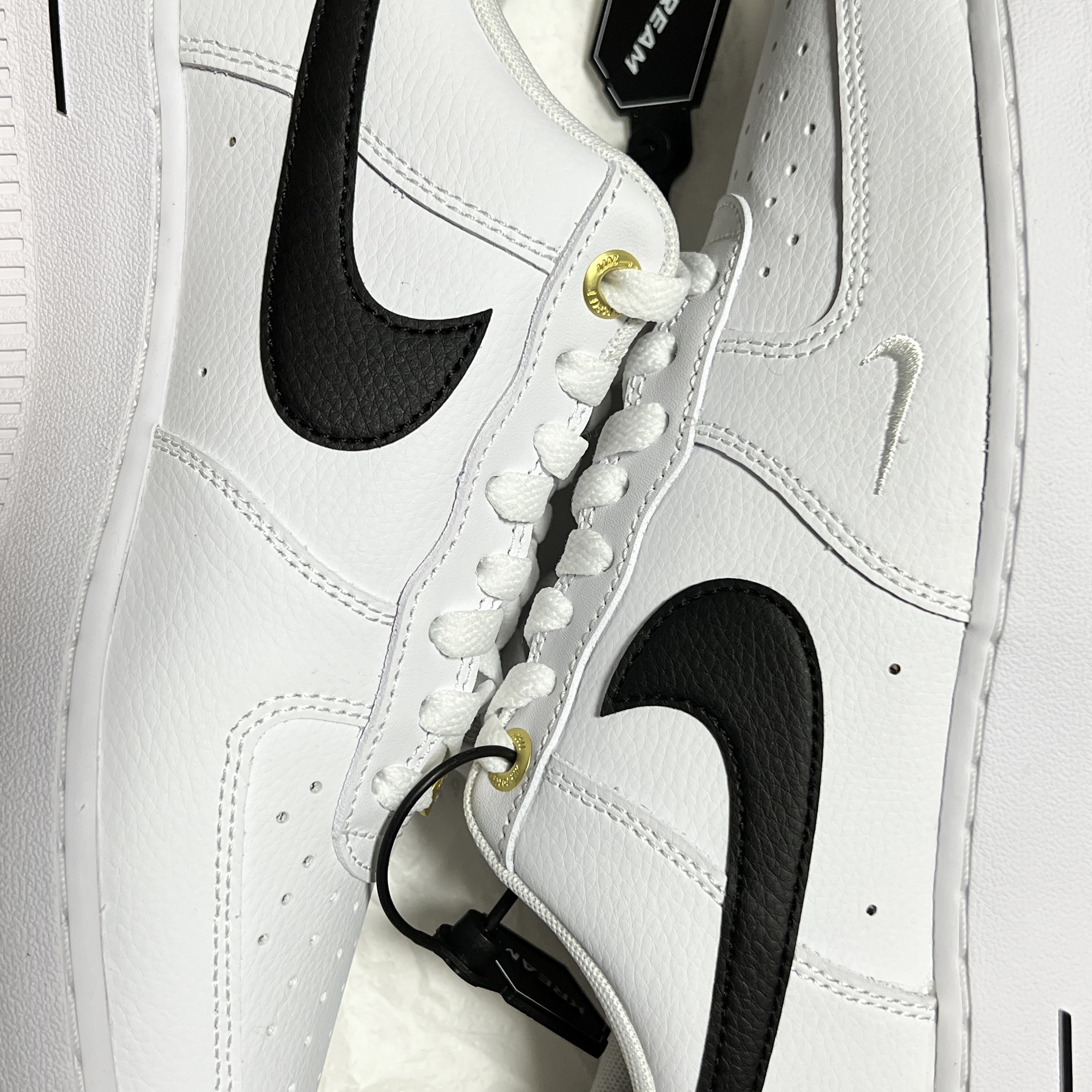 Nike Air Force 1 '07 LV8 40th Anniversary Join Forces White Black 착용 스타일 - 3