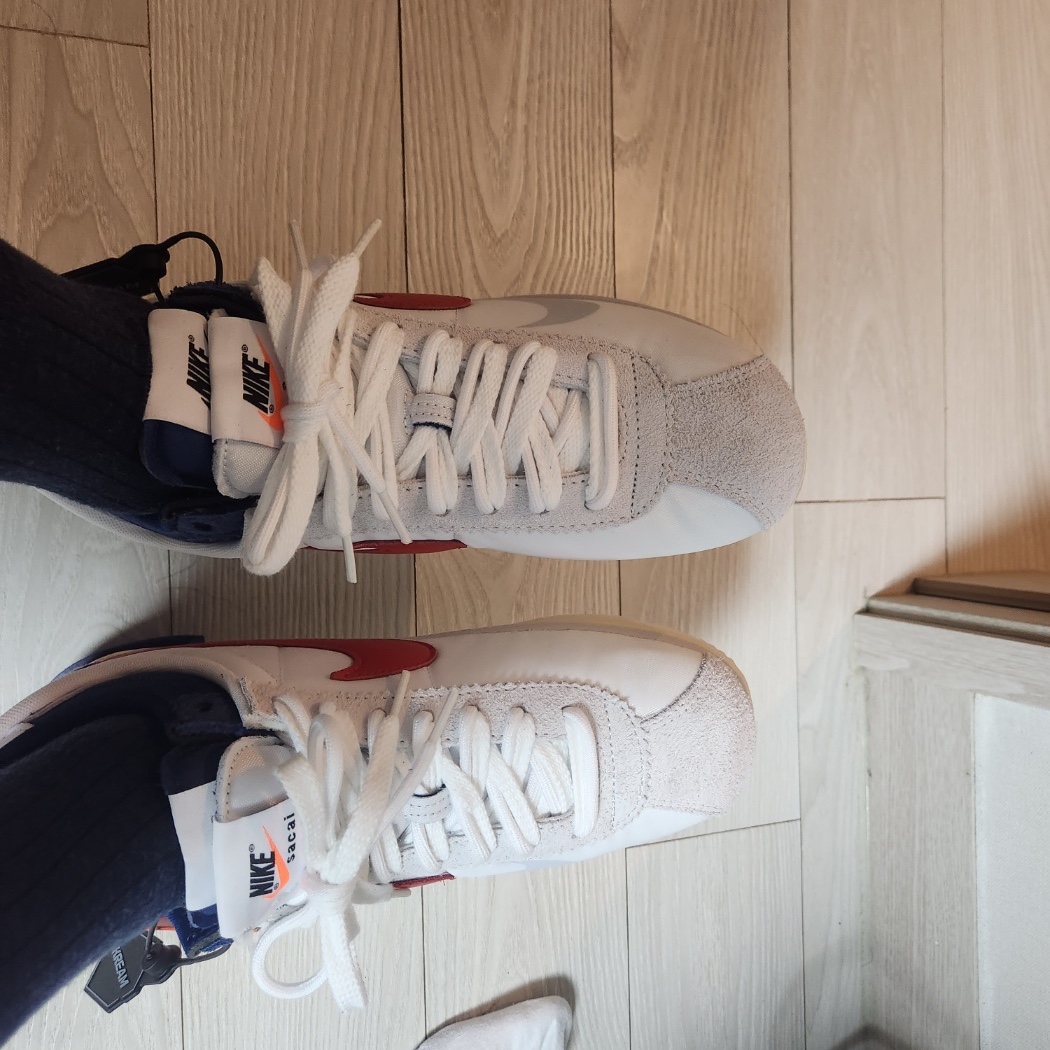 Nike x Sacai Zoom Cortez SP White and University Red 착용 스타일 - 2