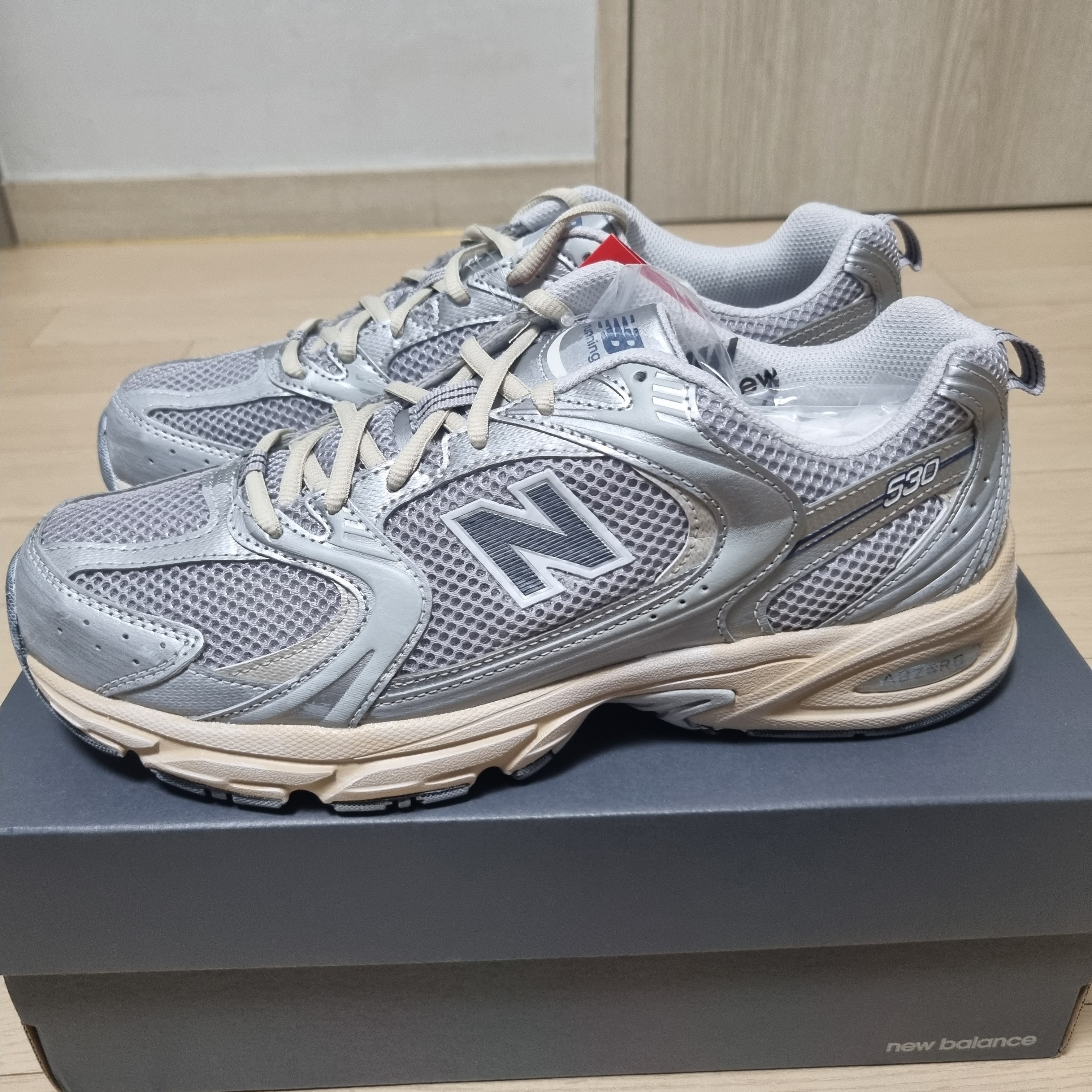 New Balance 530 Vintage Metallic Silver 착용 스타일 - 1