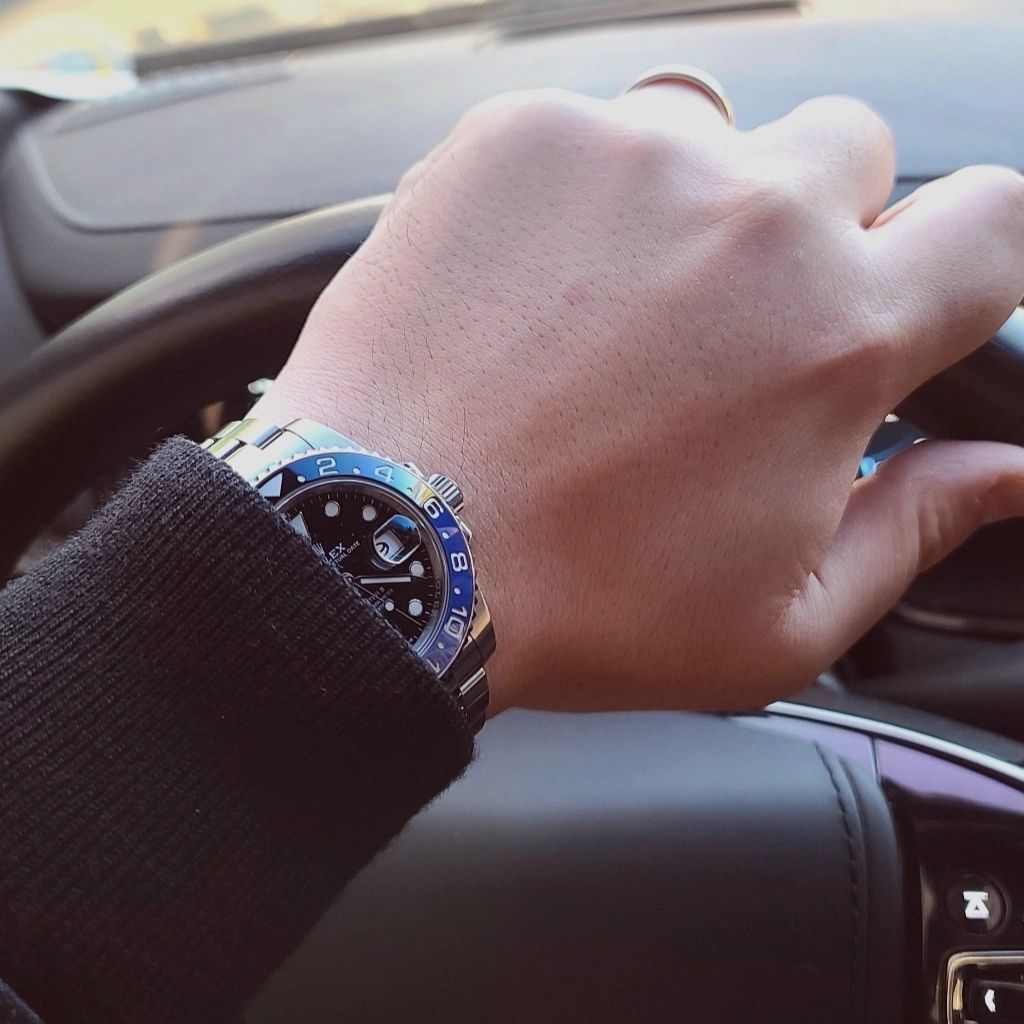 Rolex GMT-Master II 40mm 126710BLNR Black Oyster 착용 스타일 - 2