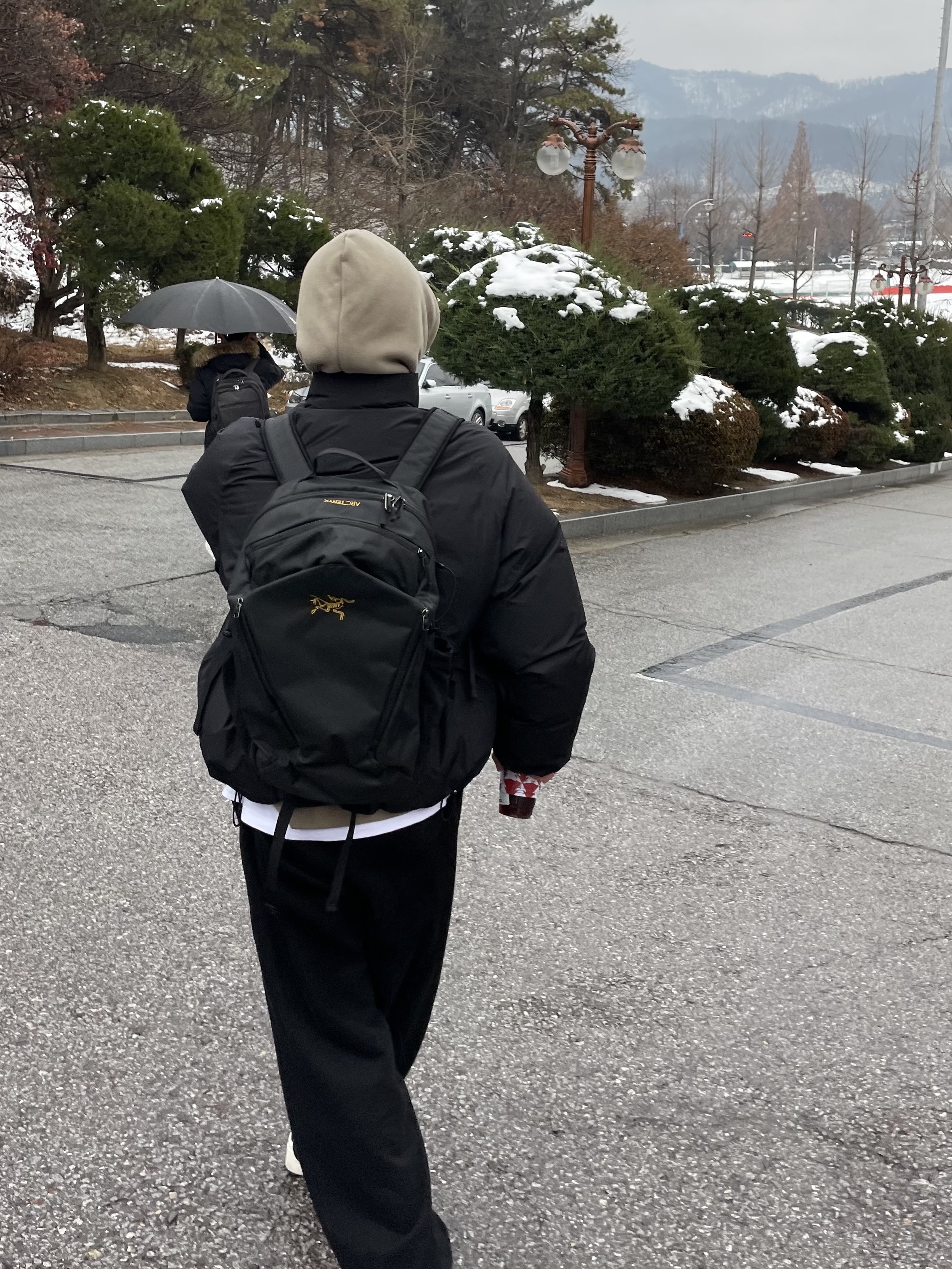 Arc'teryx Mantis 26 Backpack Black 착용 스타일 - 5