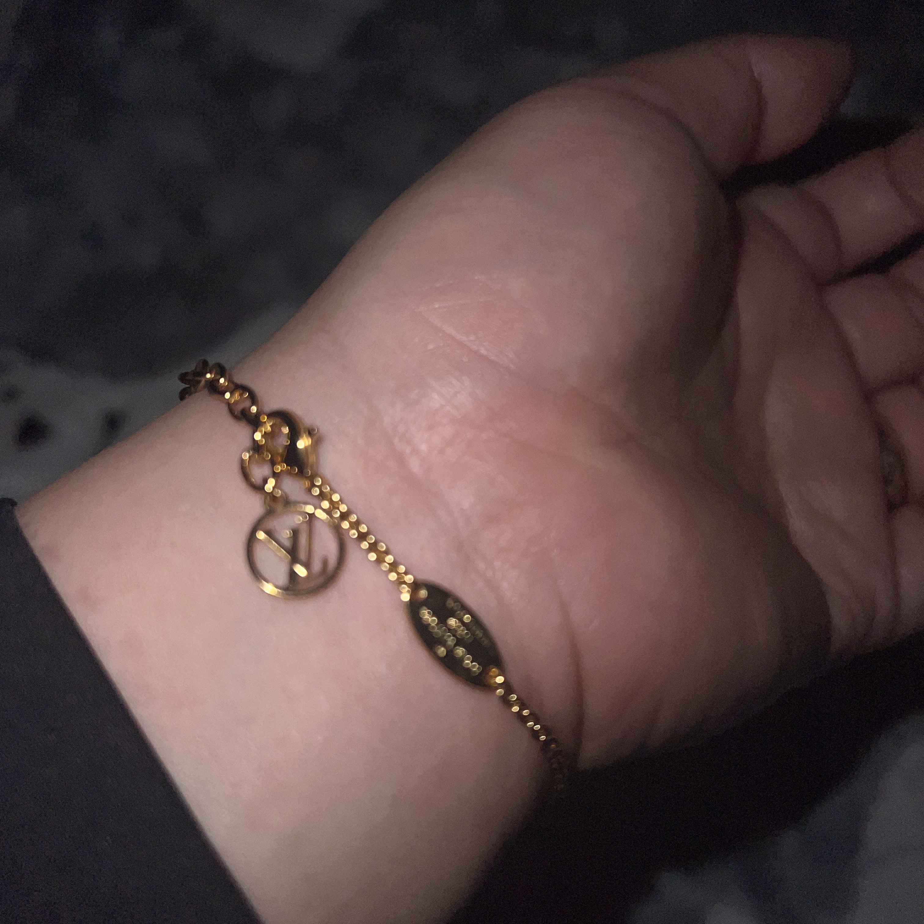 (W) Louis Vuitton LV Iconic Bracelet Gold 착용 스타일 - 2